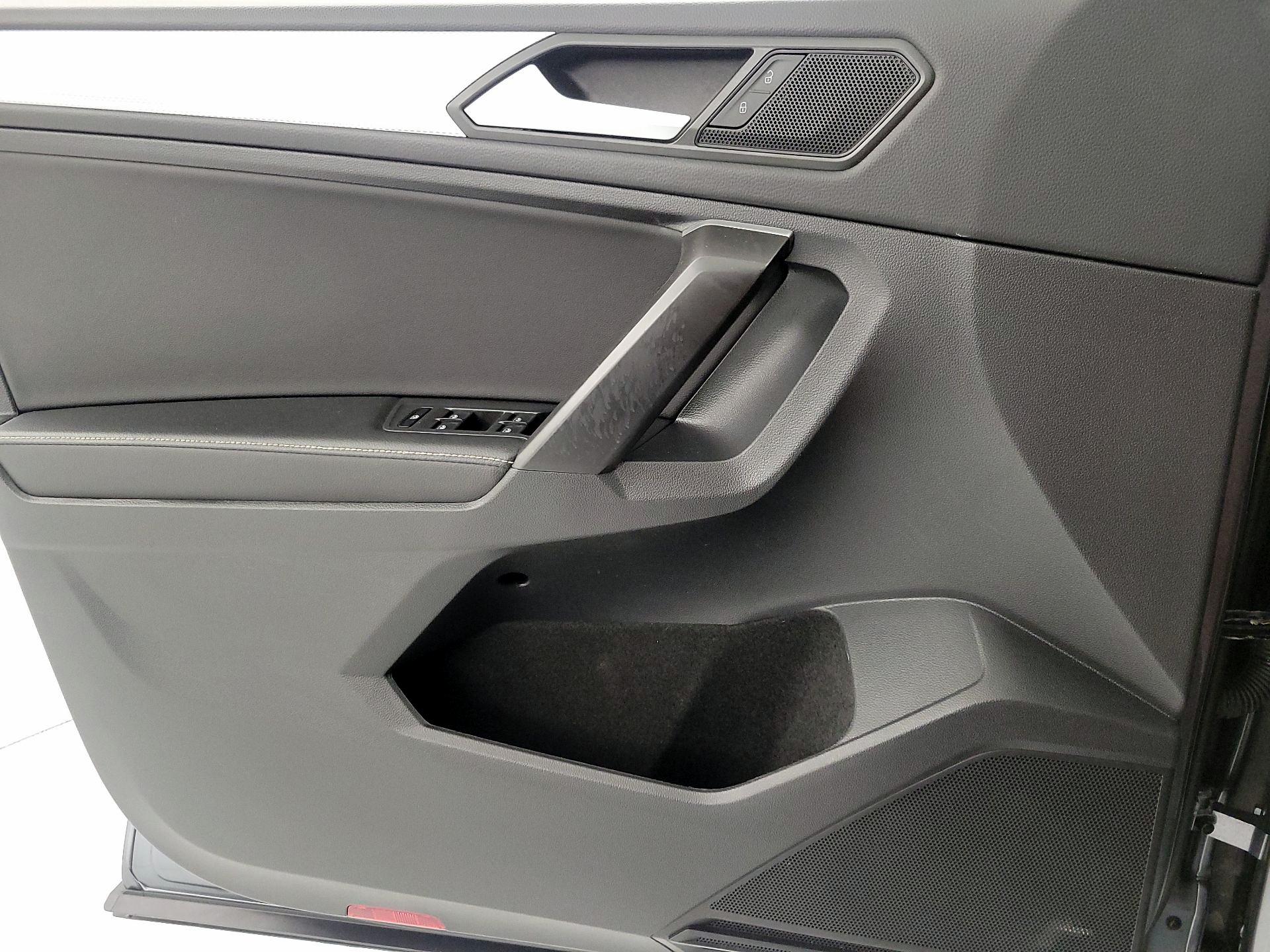 Thumbnail: 2023 Volkswagen Tiguan - 12