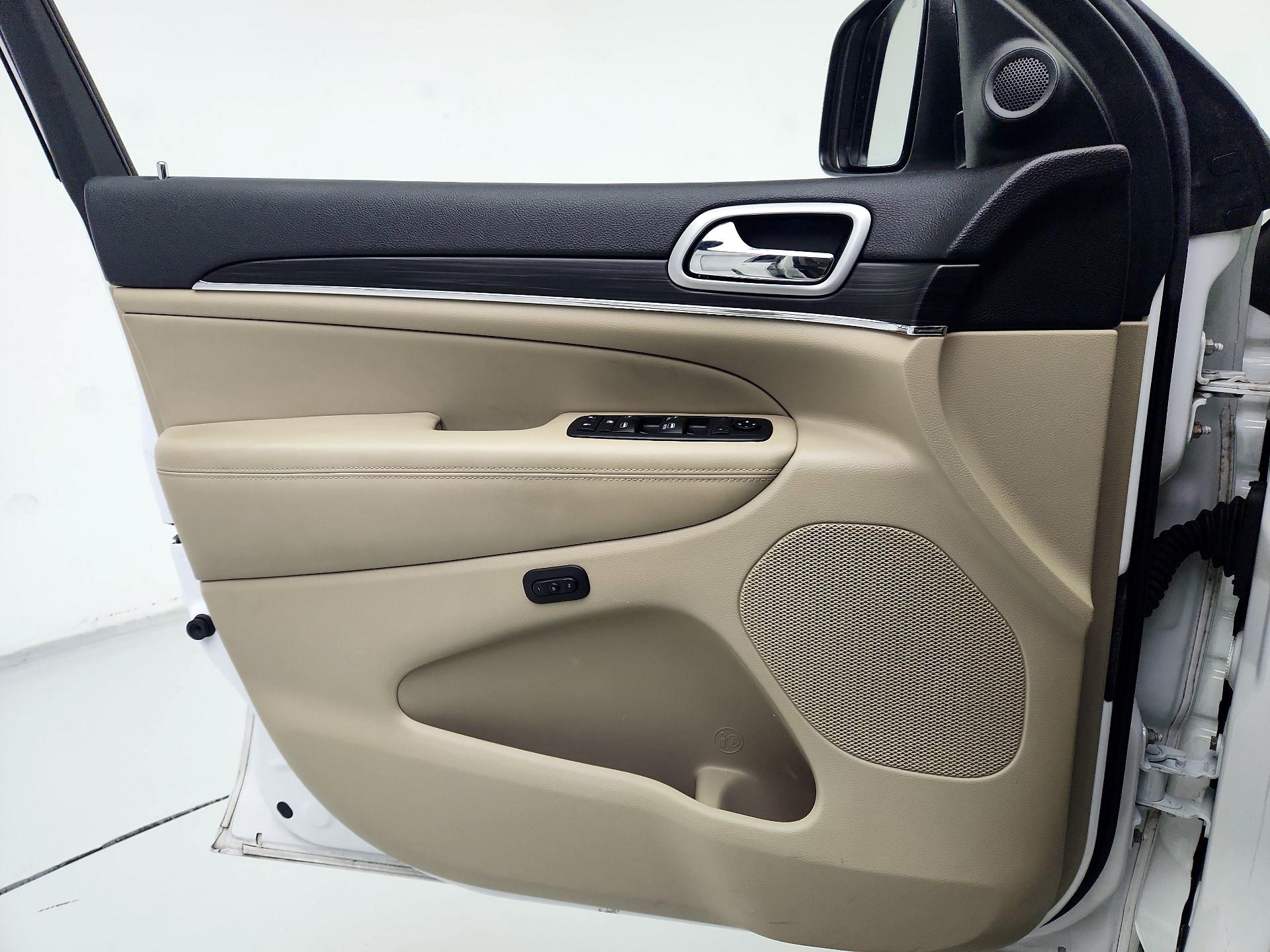 Thumbnail: 2019 Jeep Grand Cherokee - 12