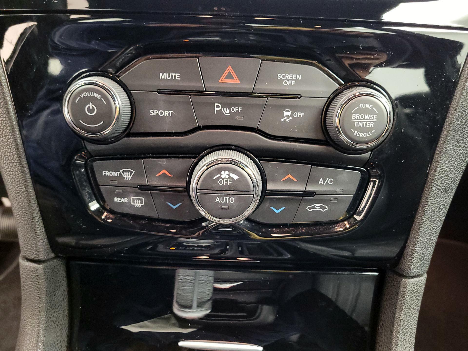 Thumbnail: 2022 Chrysler 300 - 14