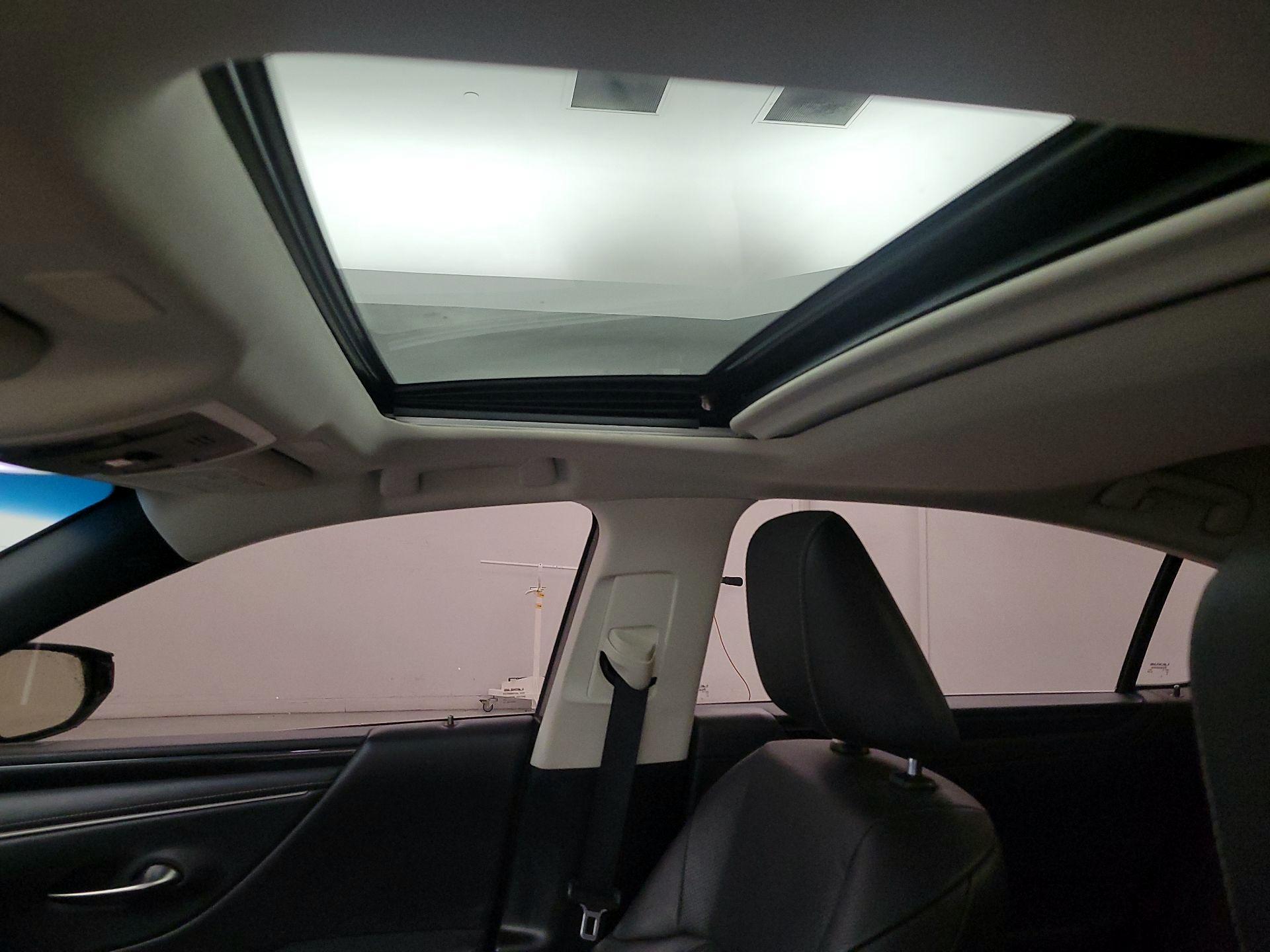 Thumbnail: 2022 Lexus ES - 19