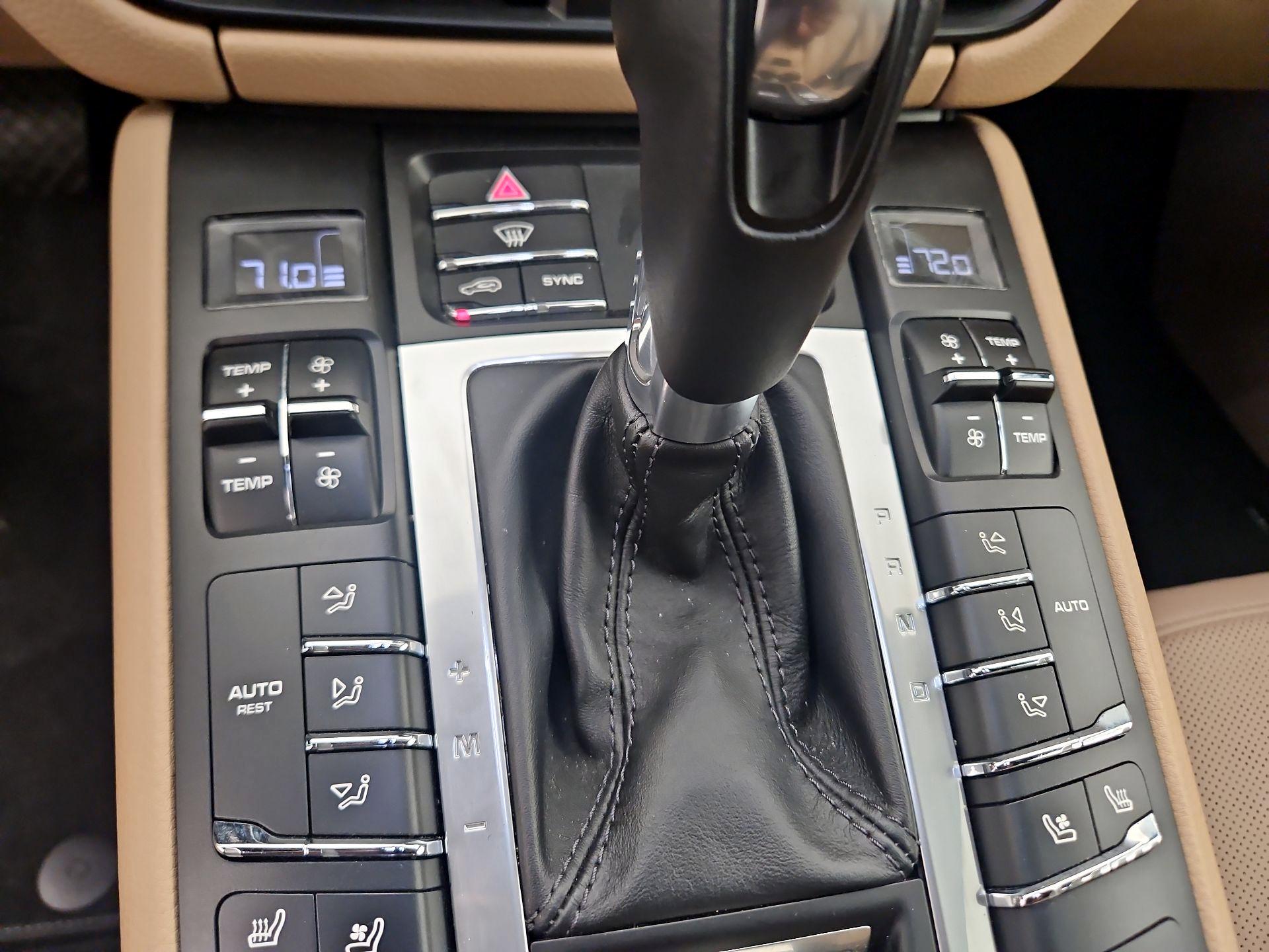 Thumbnail: 2021 Porsche Macan - 16