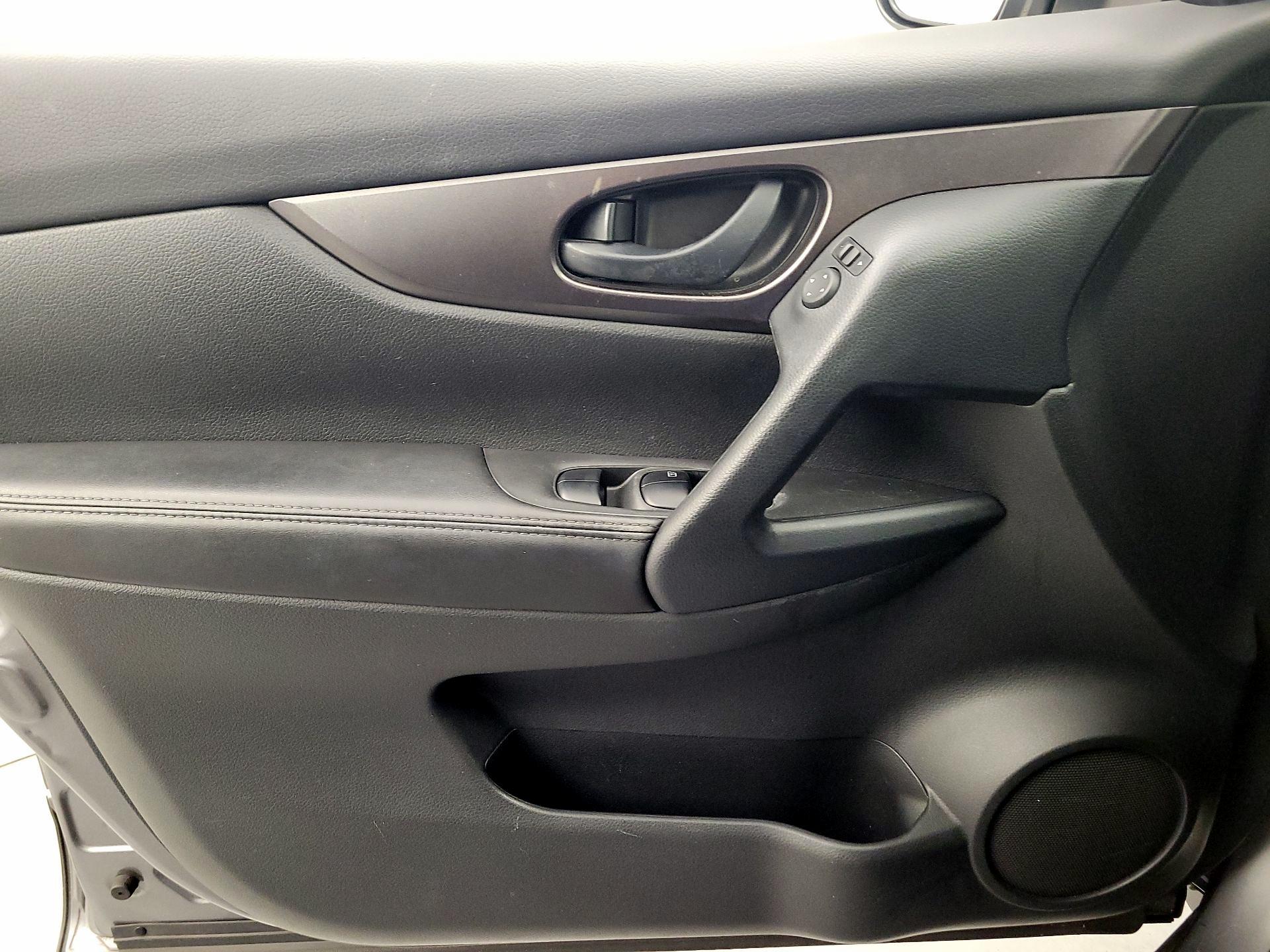 Thumbnail: 2022 Nissan Rogue Sport - 12