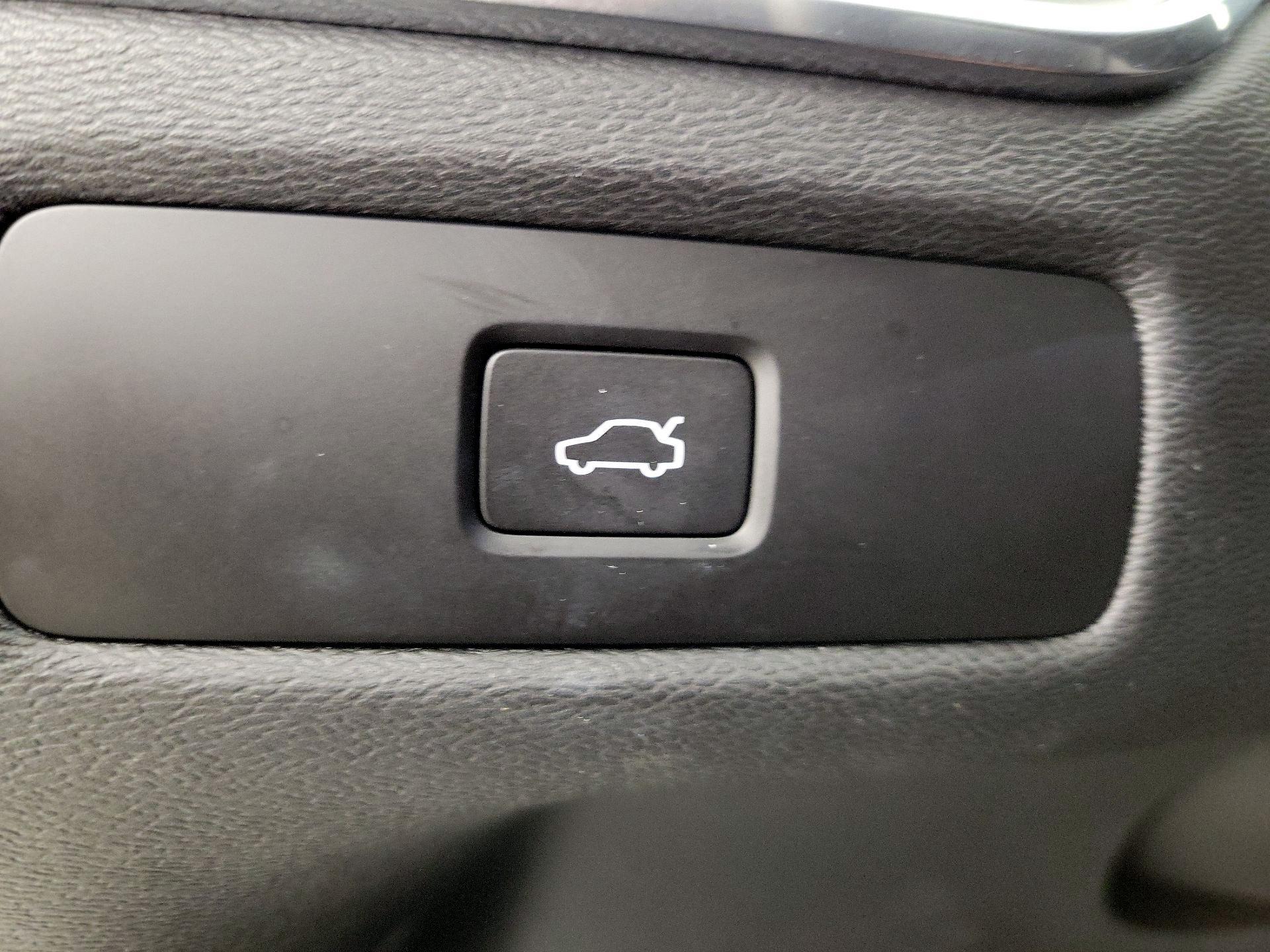 Thumbnail: 2023 Volvo XC60 - 13