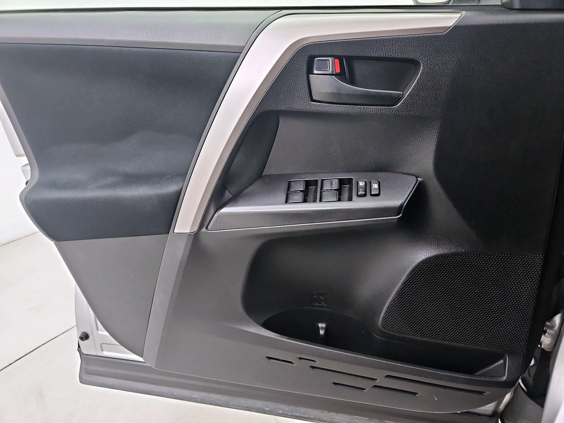 Thumbnail: 2018 Toyota RAV4 - 12