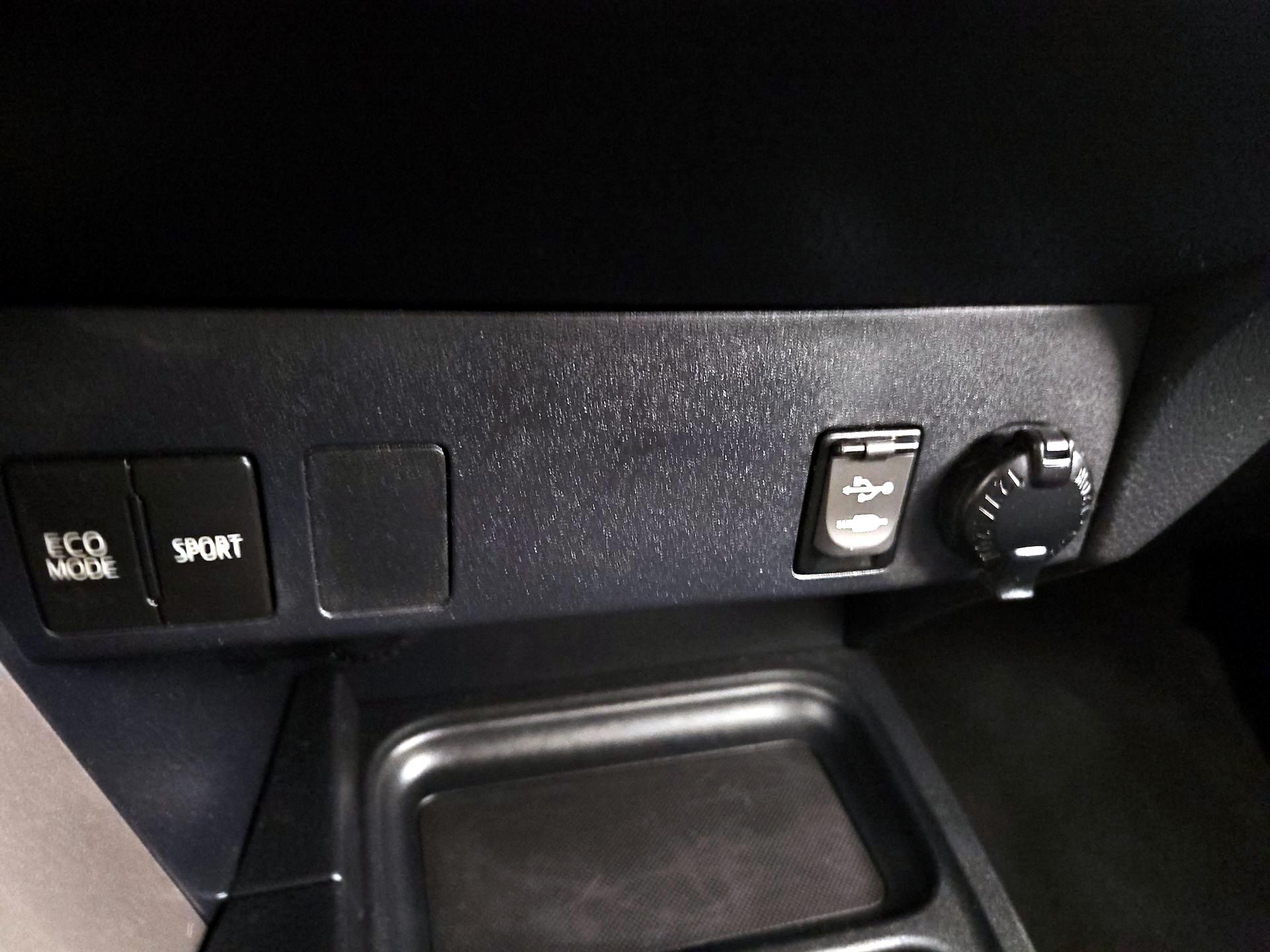 Thumbnail: 2018 Toyota RAV4 - 18