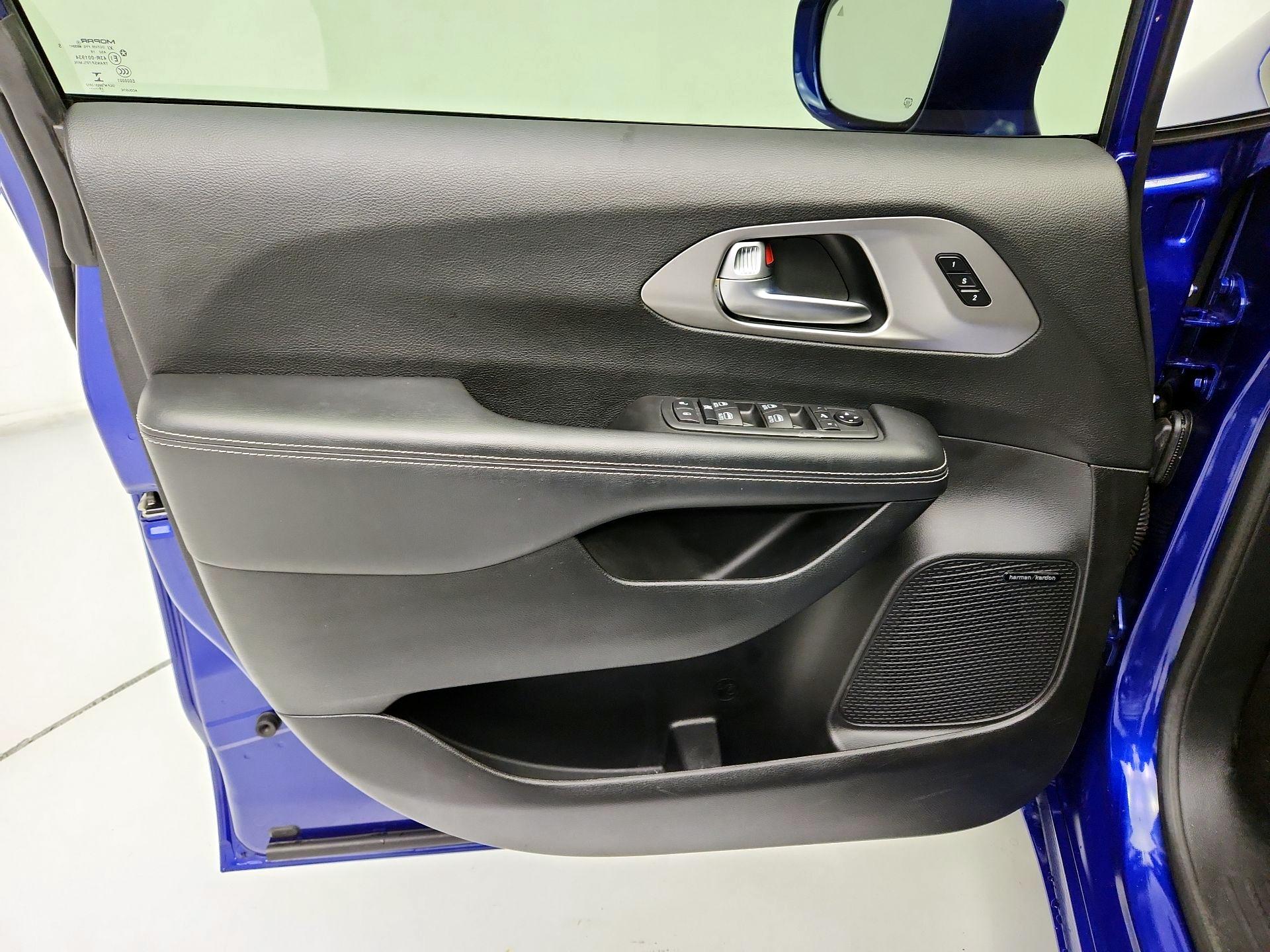 Thumbnail: 2021 Chrysler Pacifica - 12