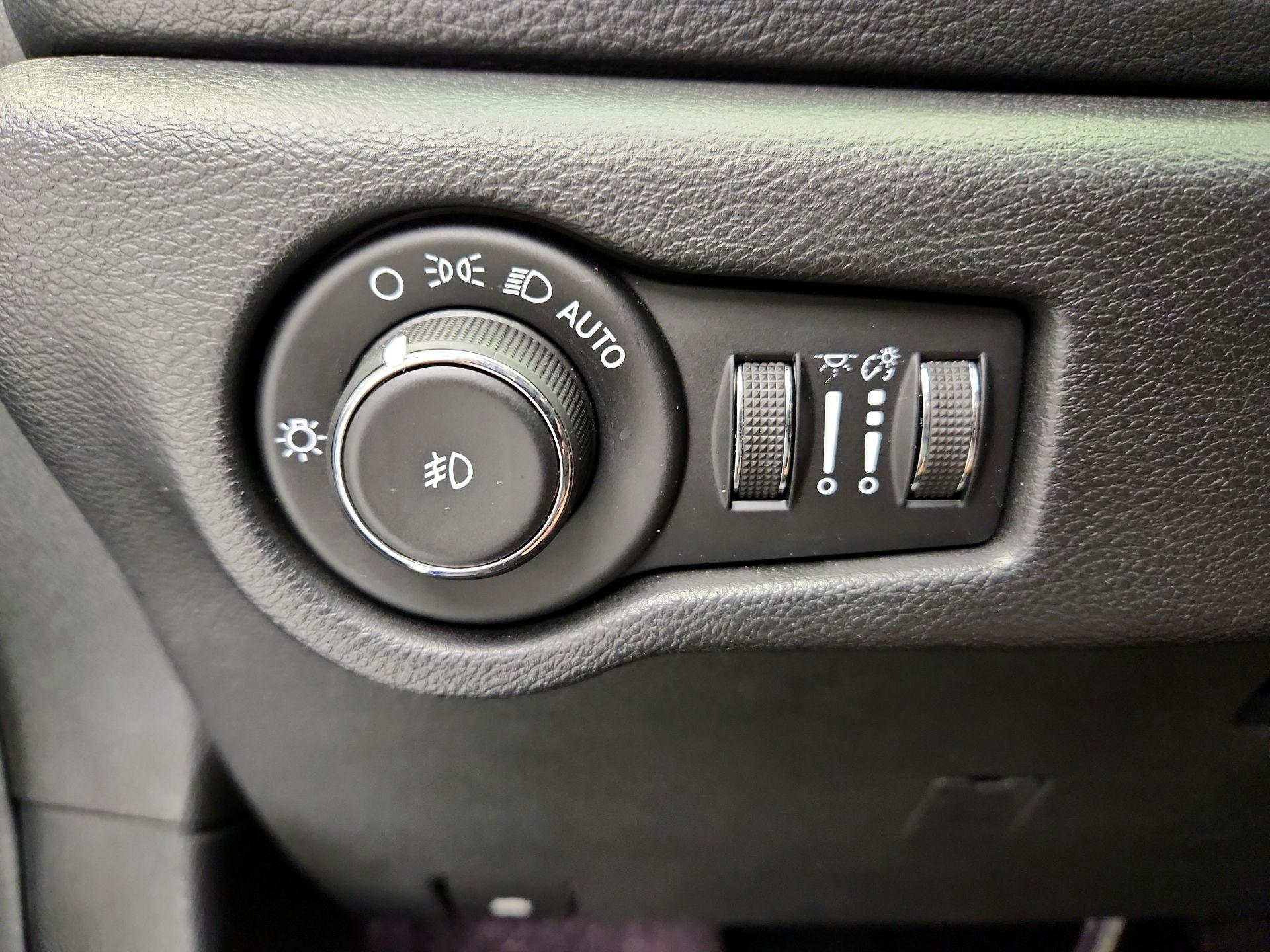 Thumbnail: 2021 Chrysler Pacifica - 13