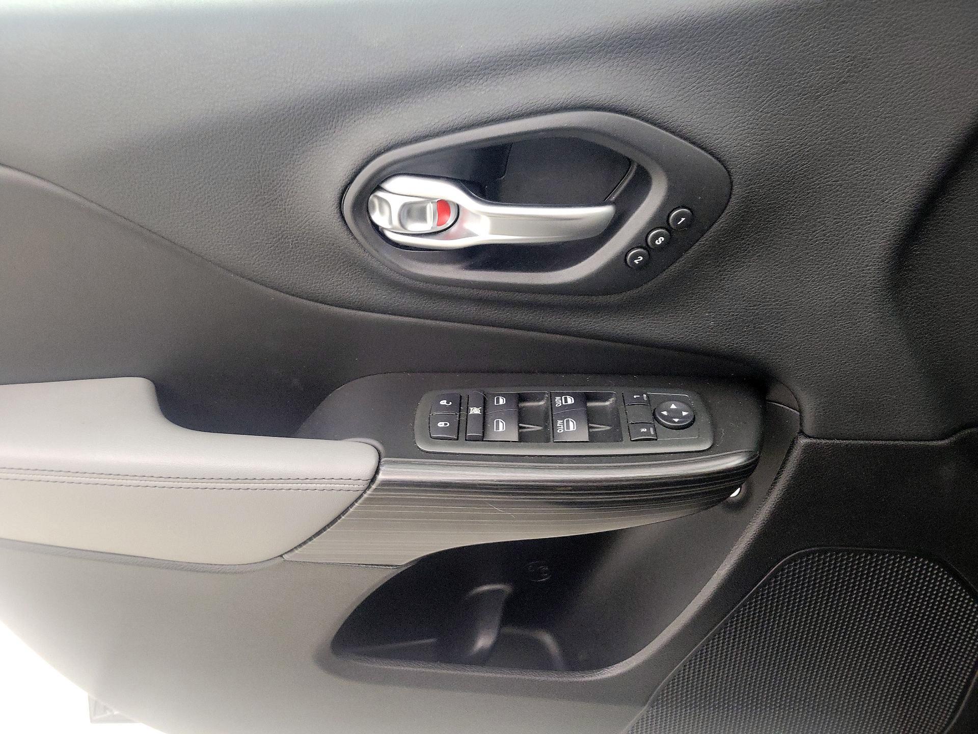 Thumbnail: 2014 Jeep Cherokee - 12