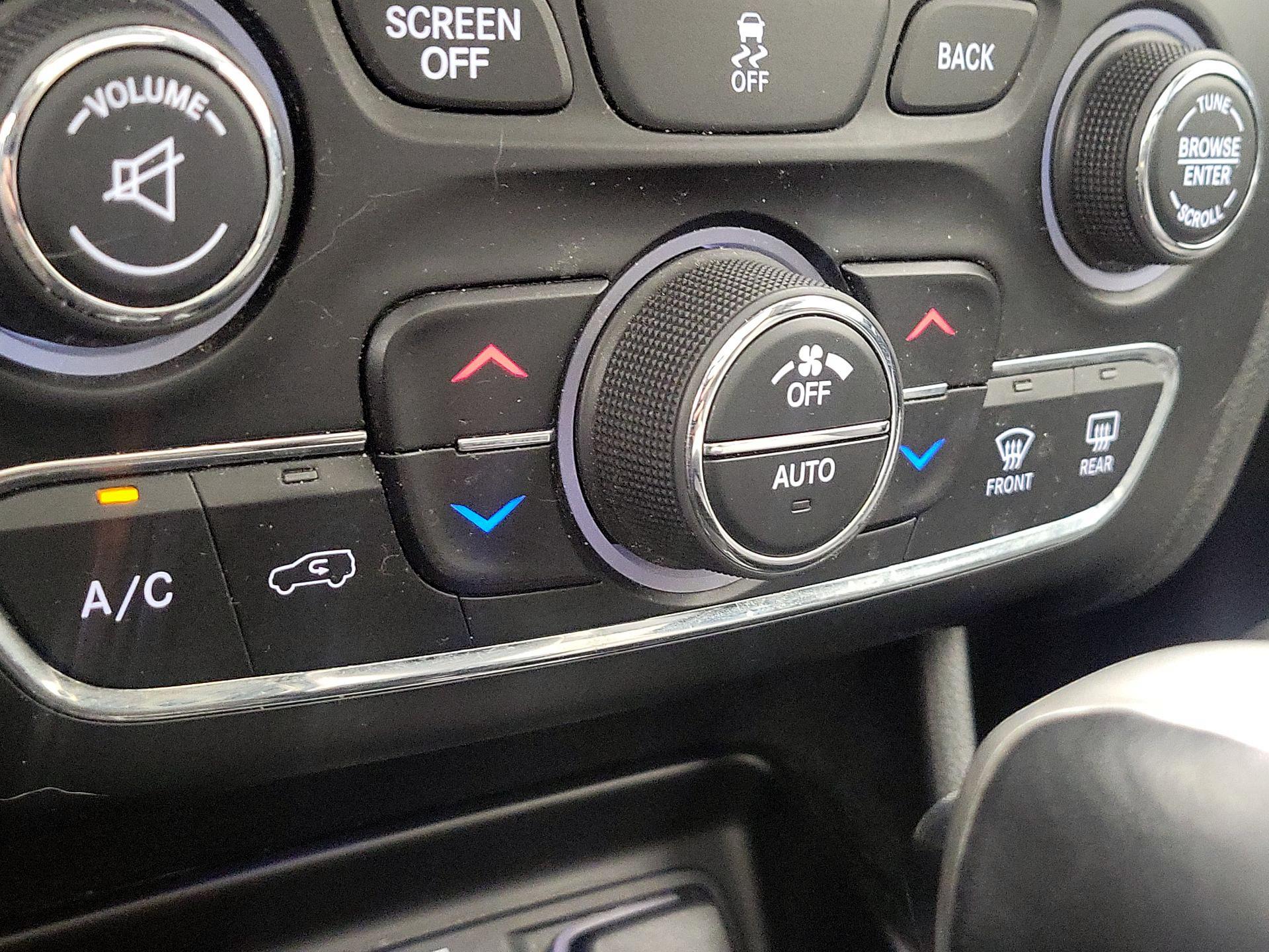 Thumbnail: 2014 Jeep Cherokee - 16