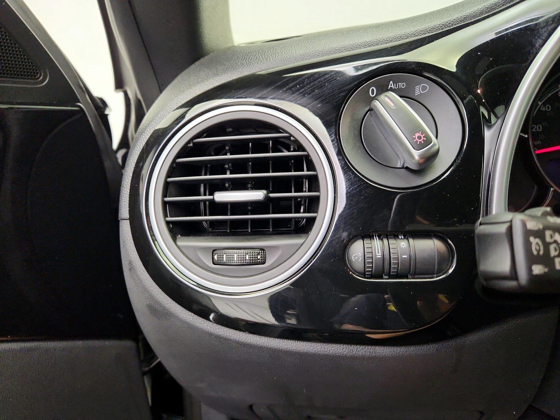 Thumbnail: 2018 Volkswagen Beetle - 13