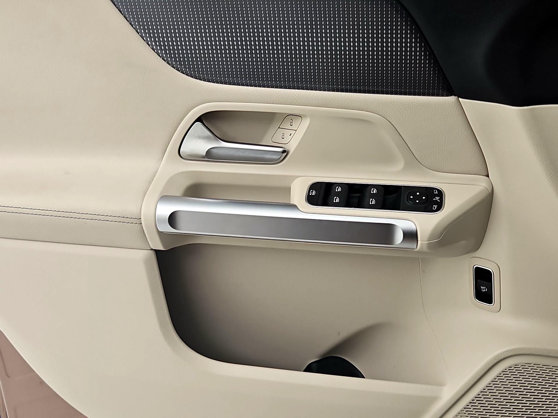 Thumbnail: 2022 Mercedes-Benz GLB - 12