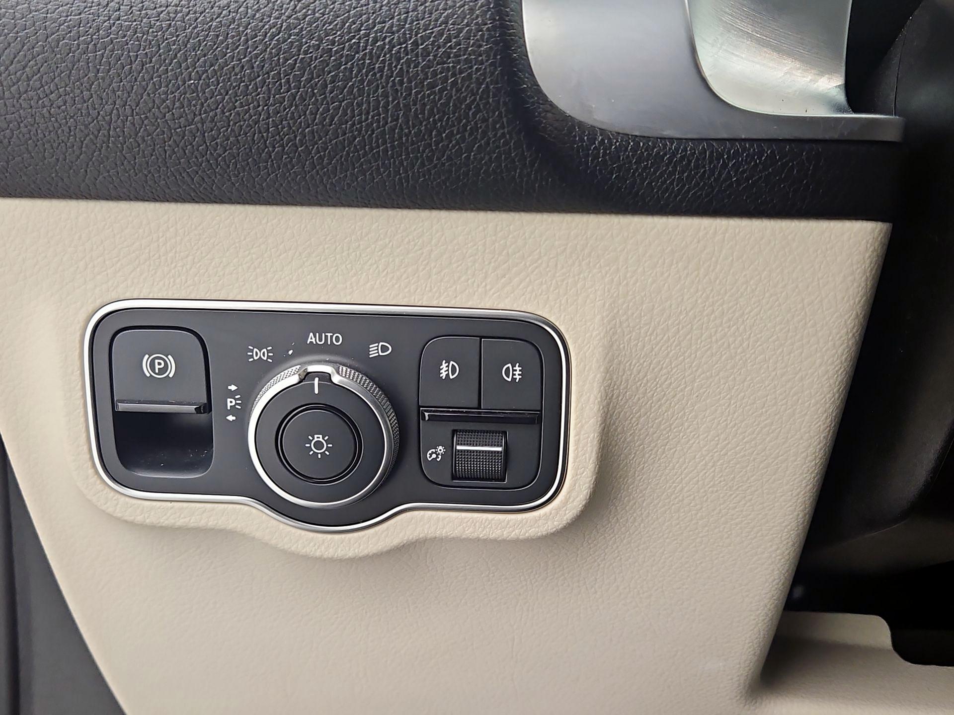 Thumbnail: 2022 Mercedes-Benz GLB - 13