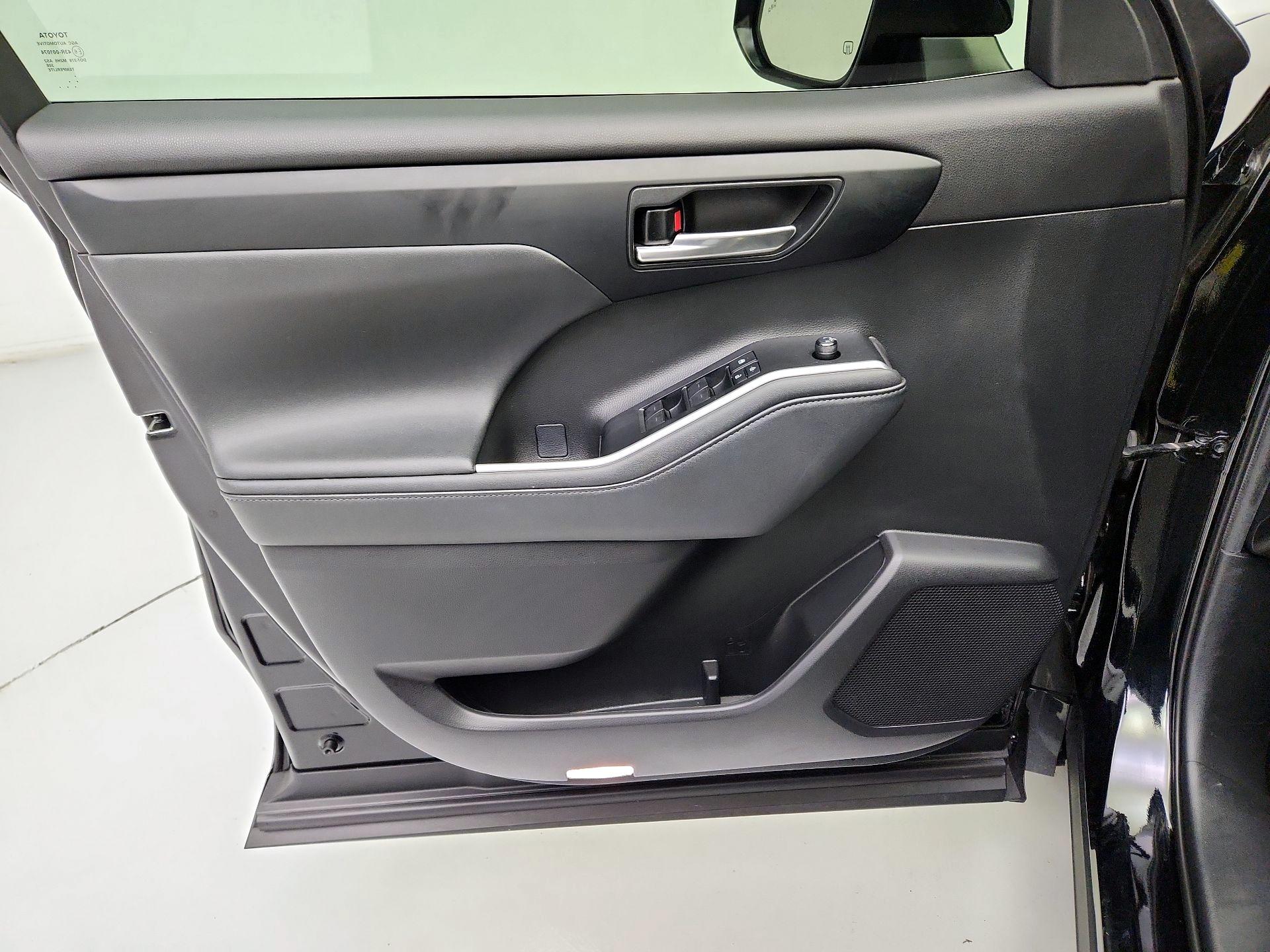 Thumbnail: 2021 Toyota Highlander - 12