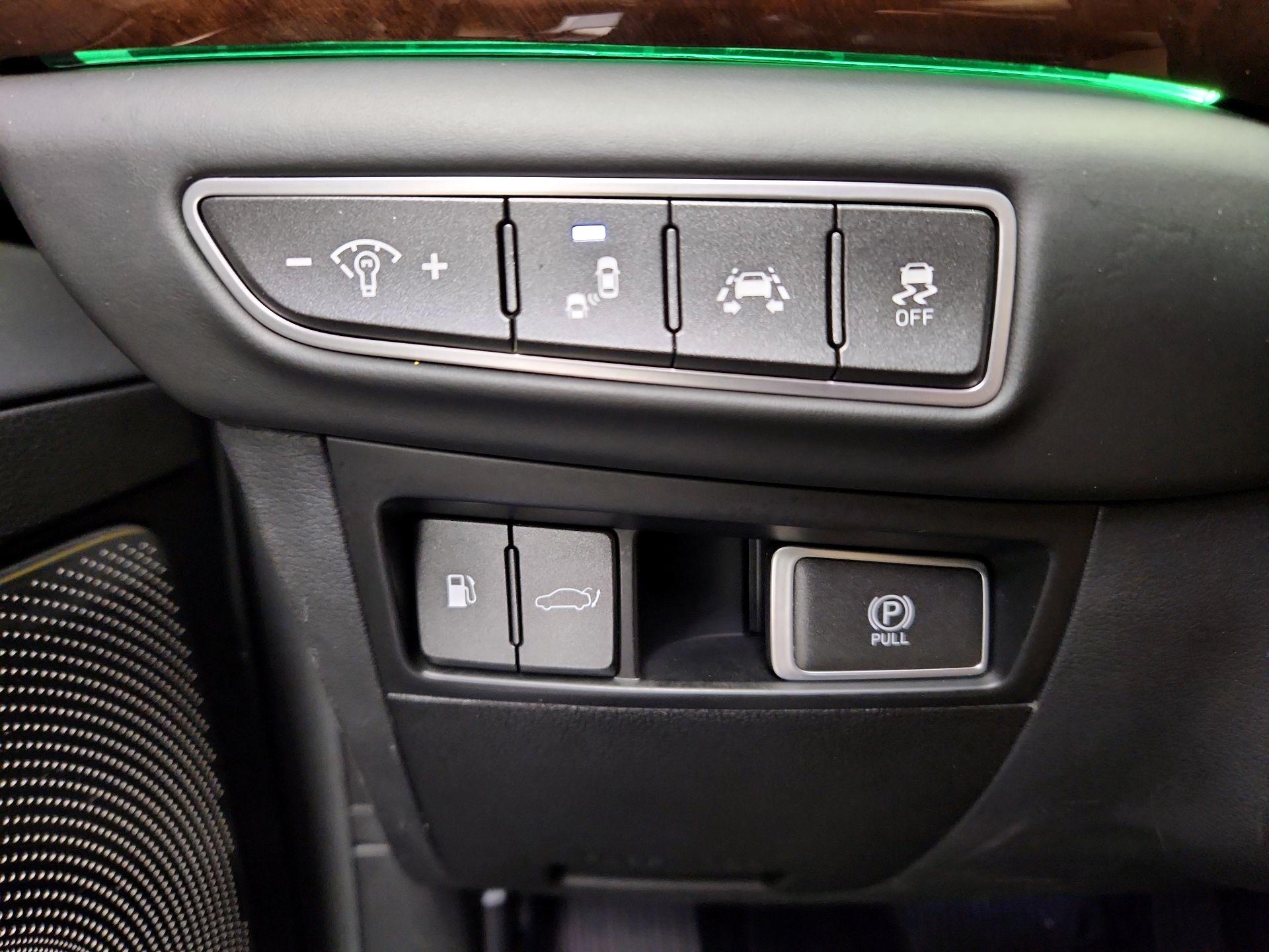 Thumbnail: 2019 Genesis G90 - 13