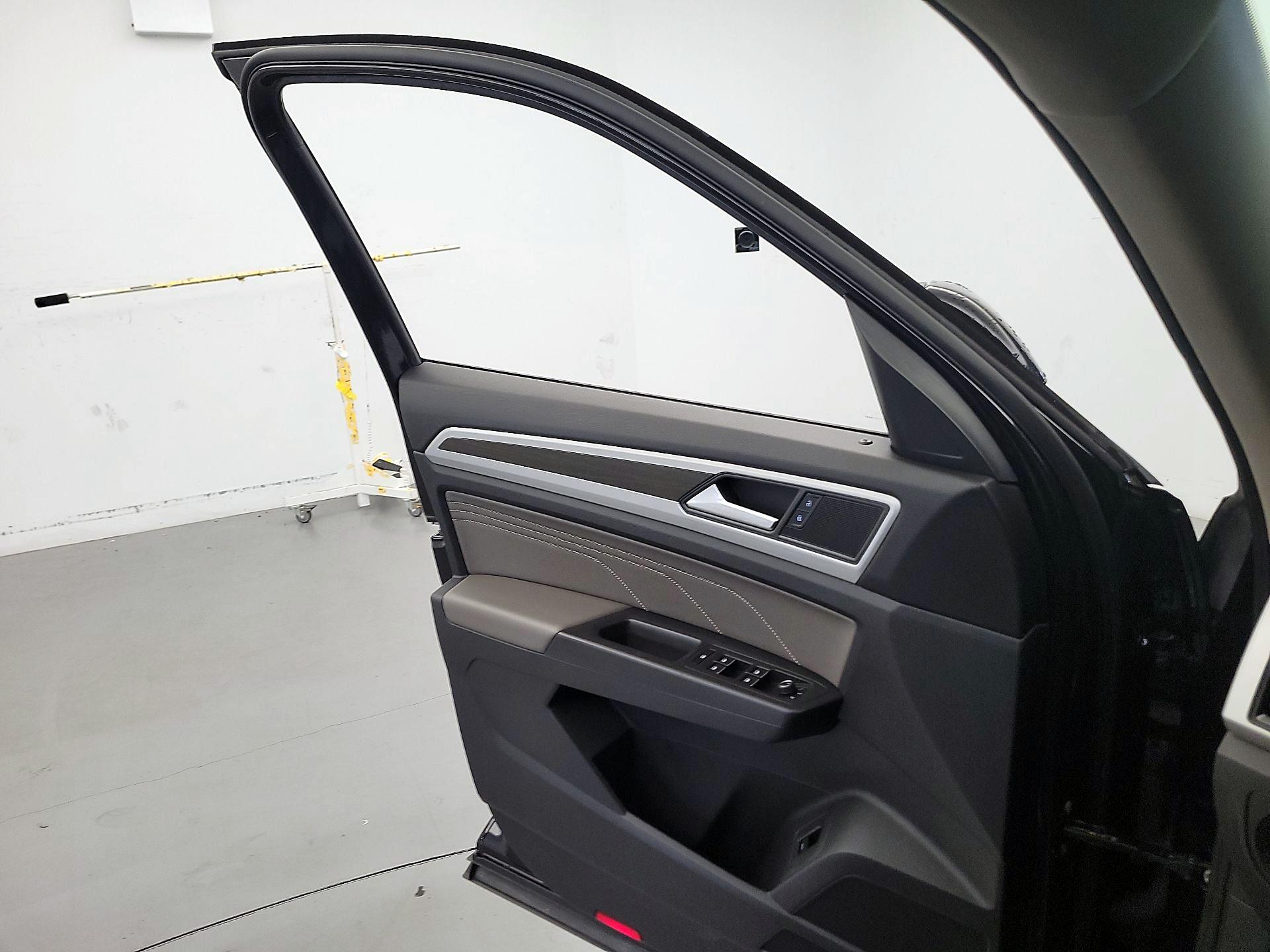 Thumbnail: 2023 Volkswagen Atlas - 12