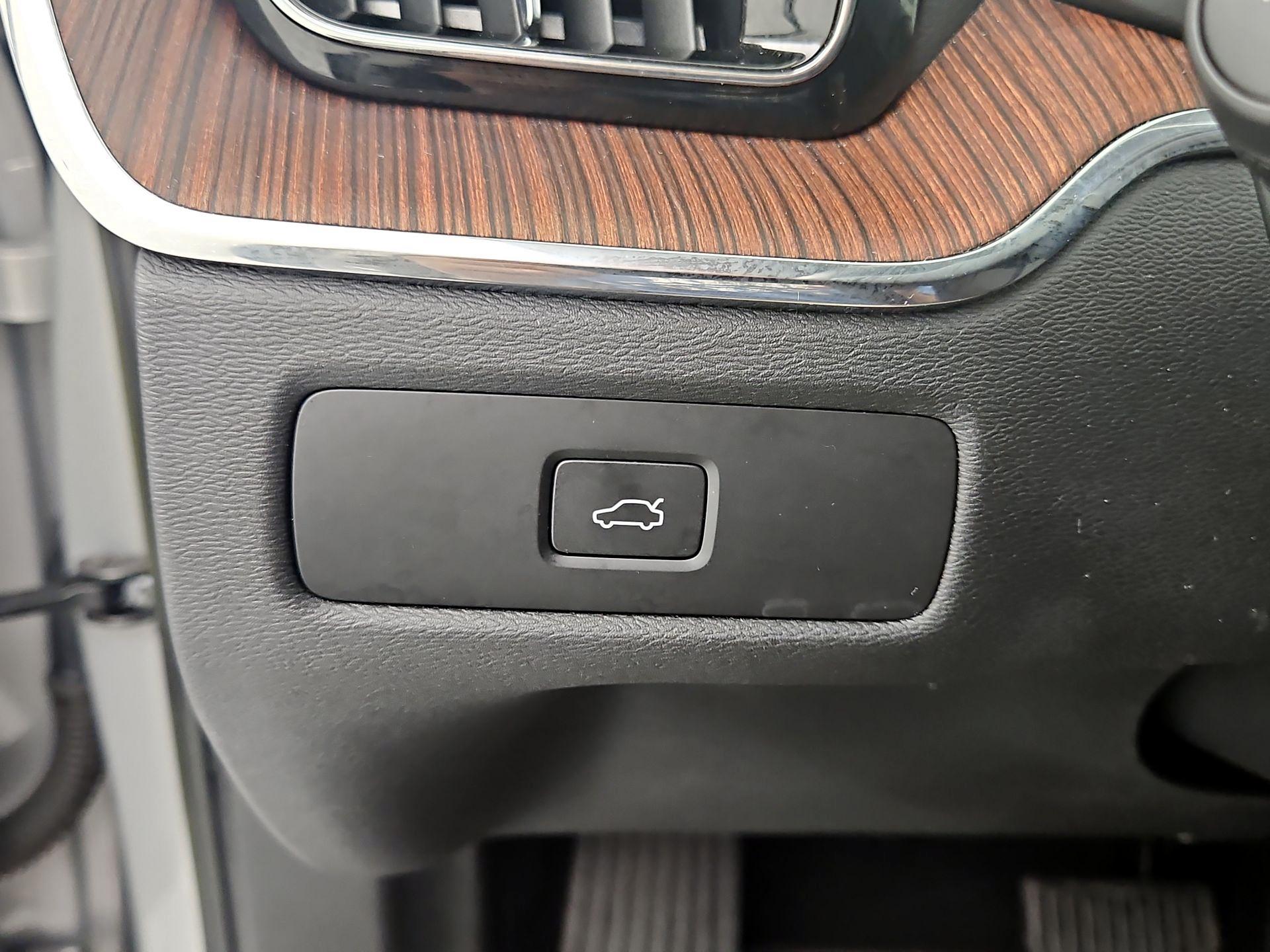 Thumbnail: 2023 Volvo XC60 - 13