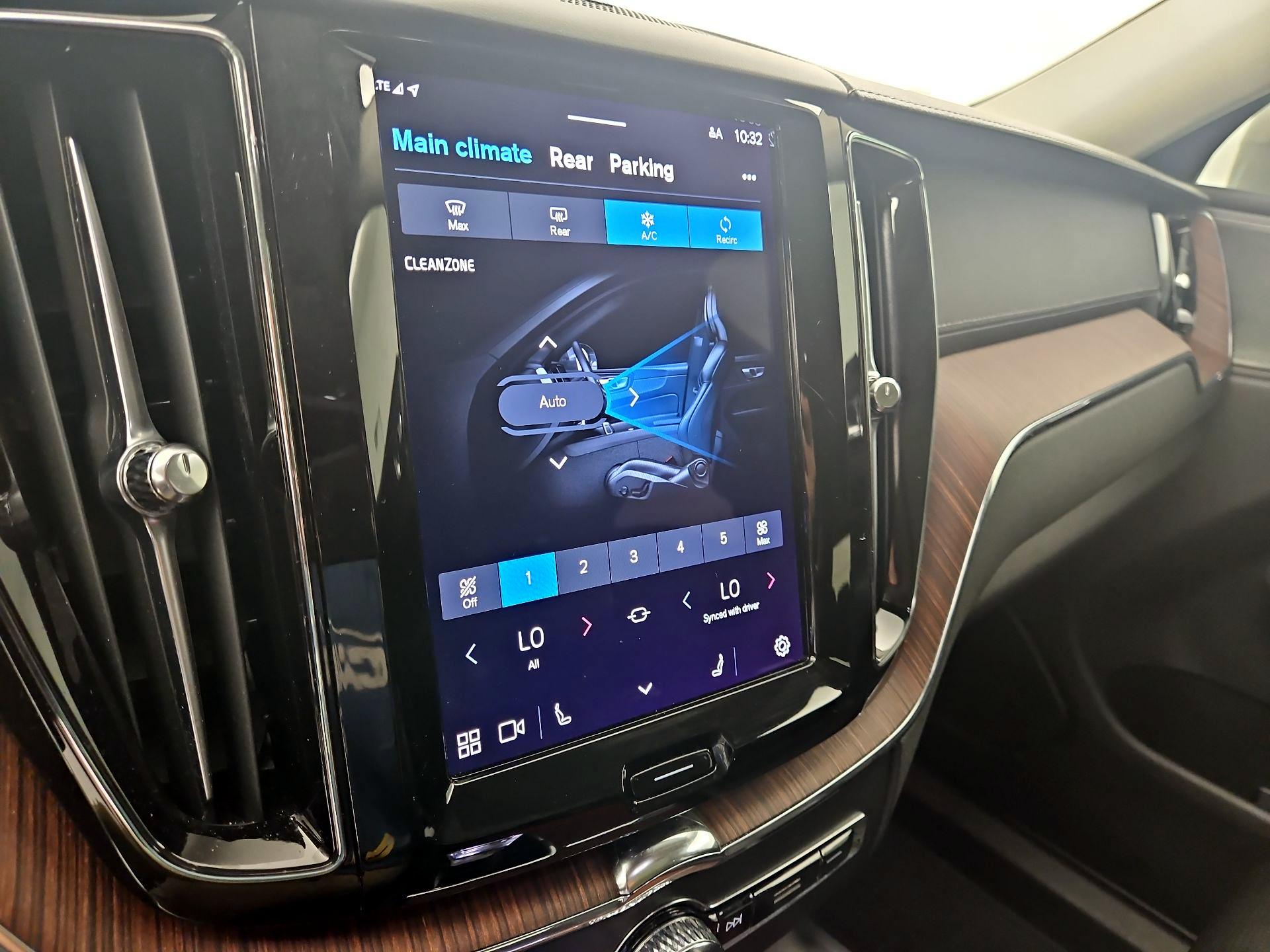 Thumbnail: 2023 Volvo XC60 - 16