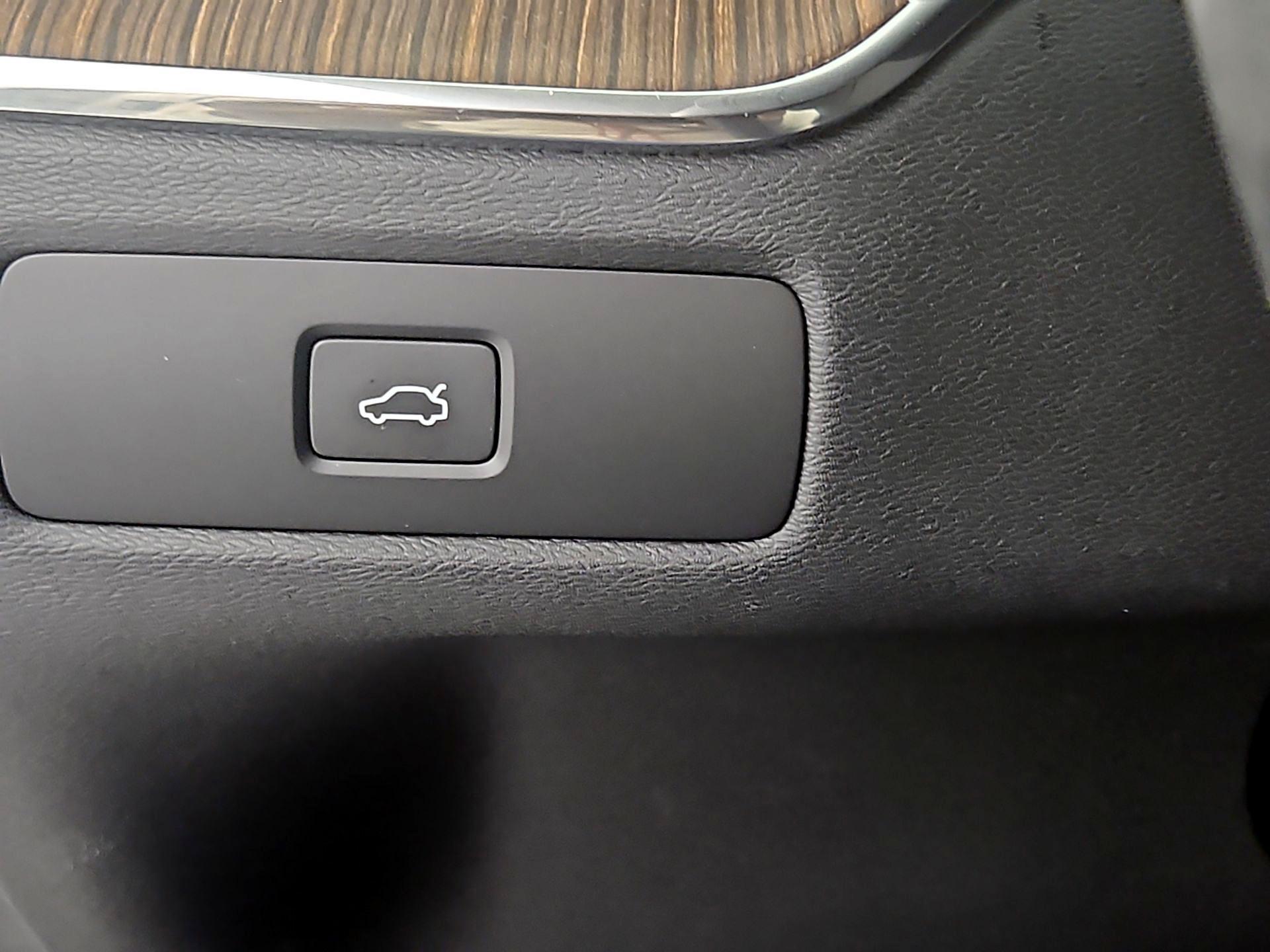 Thumbnail: 2023 Volvo XC60 - 13