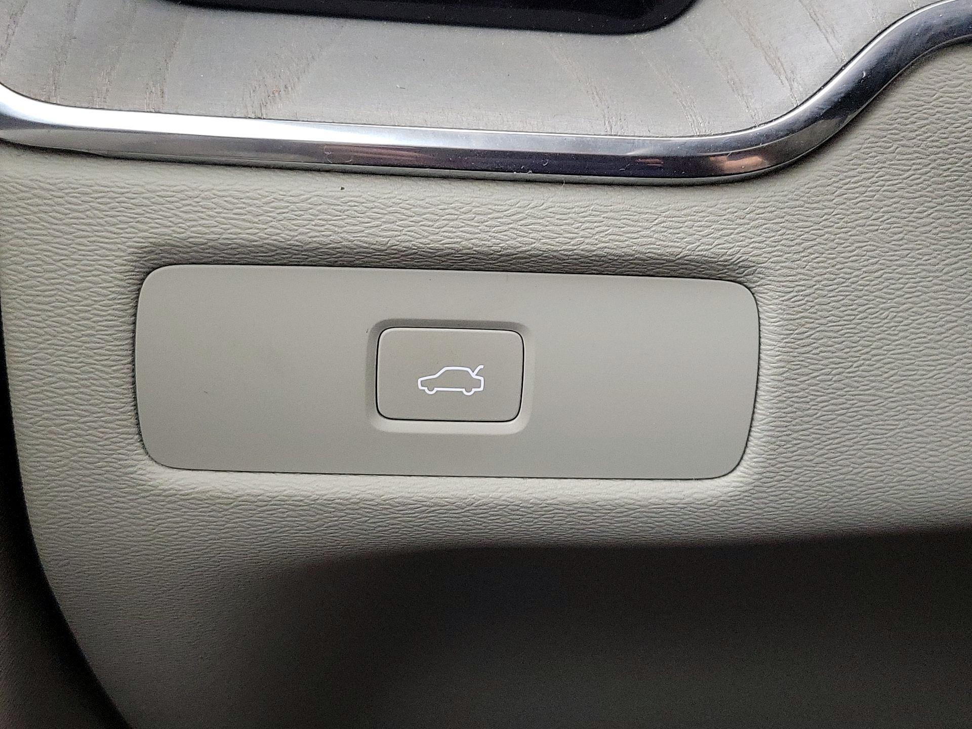 Thumbnail: 2023 Volvo XC60 - 13