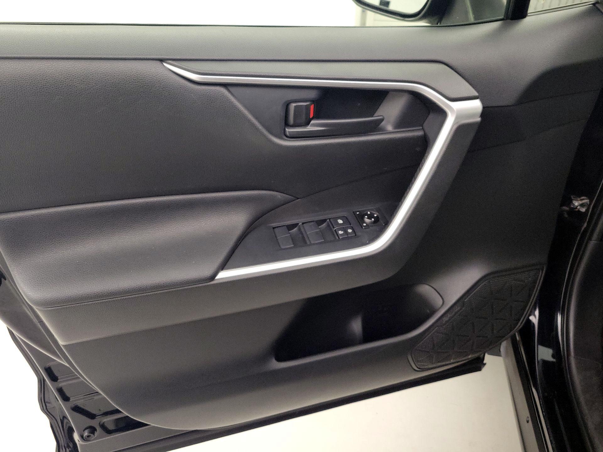 Thumbnail: 2020 Toyota RAV4 - 12