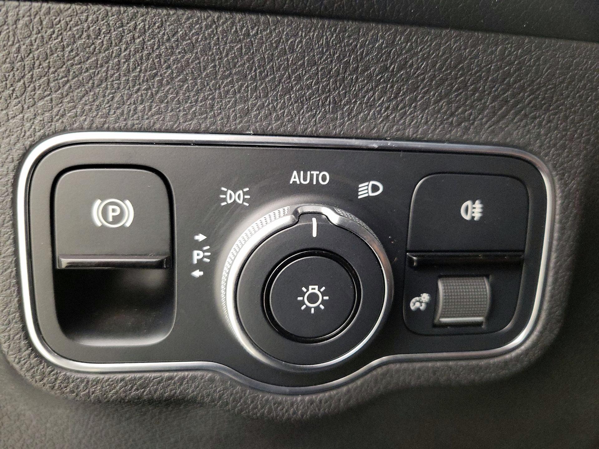 Thumbnail: 2022 Mercedes-Benz GLB - 13