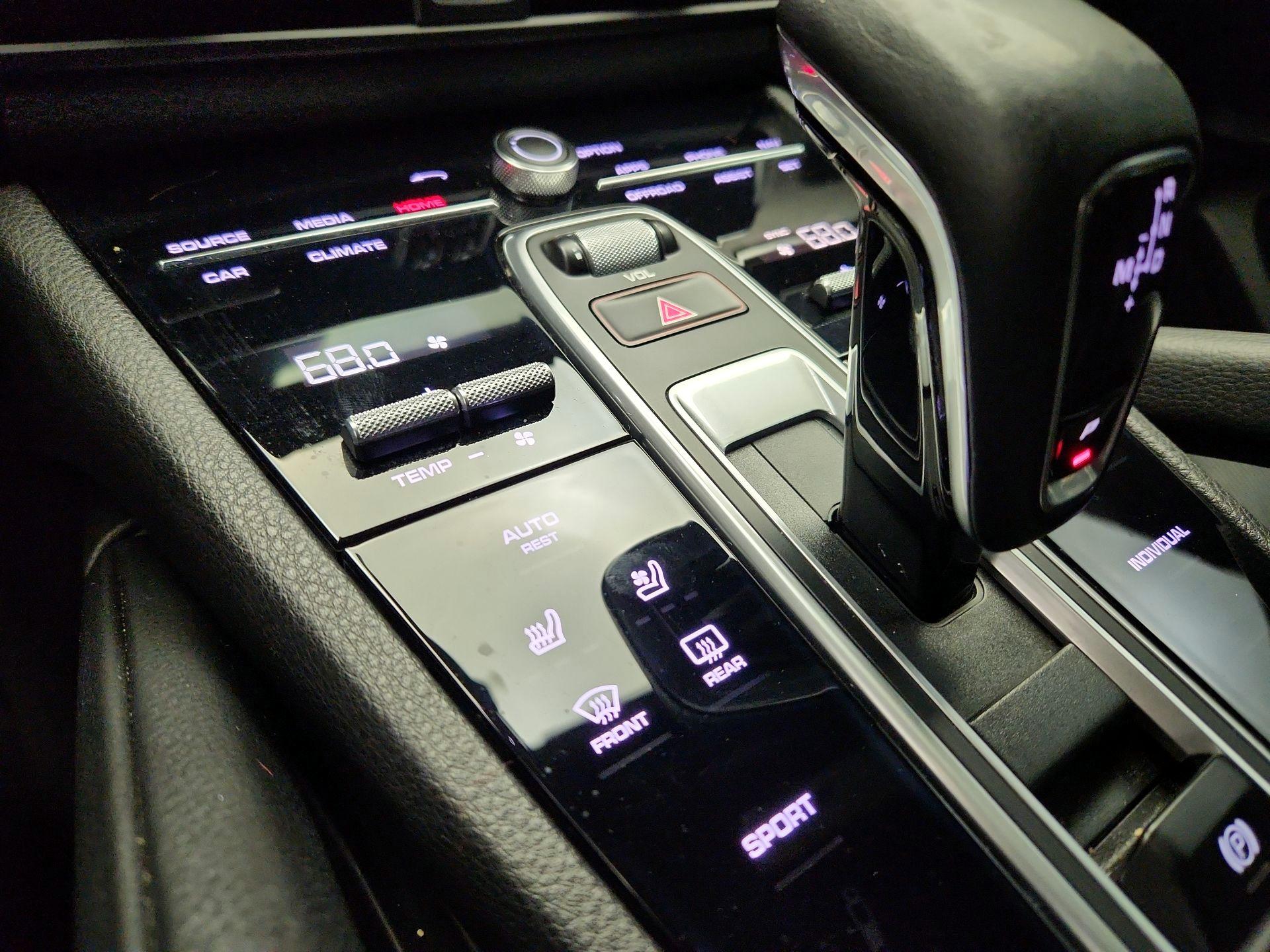 Thumbnail: 2019 Porsche Cayenne - 17