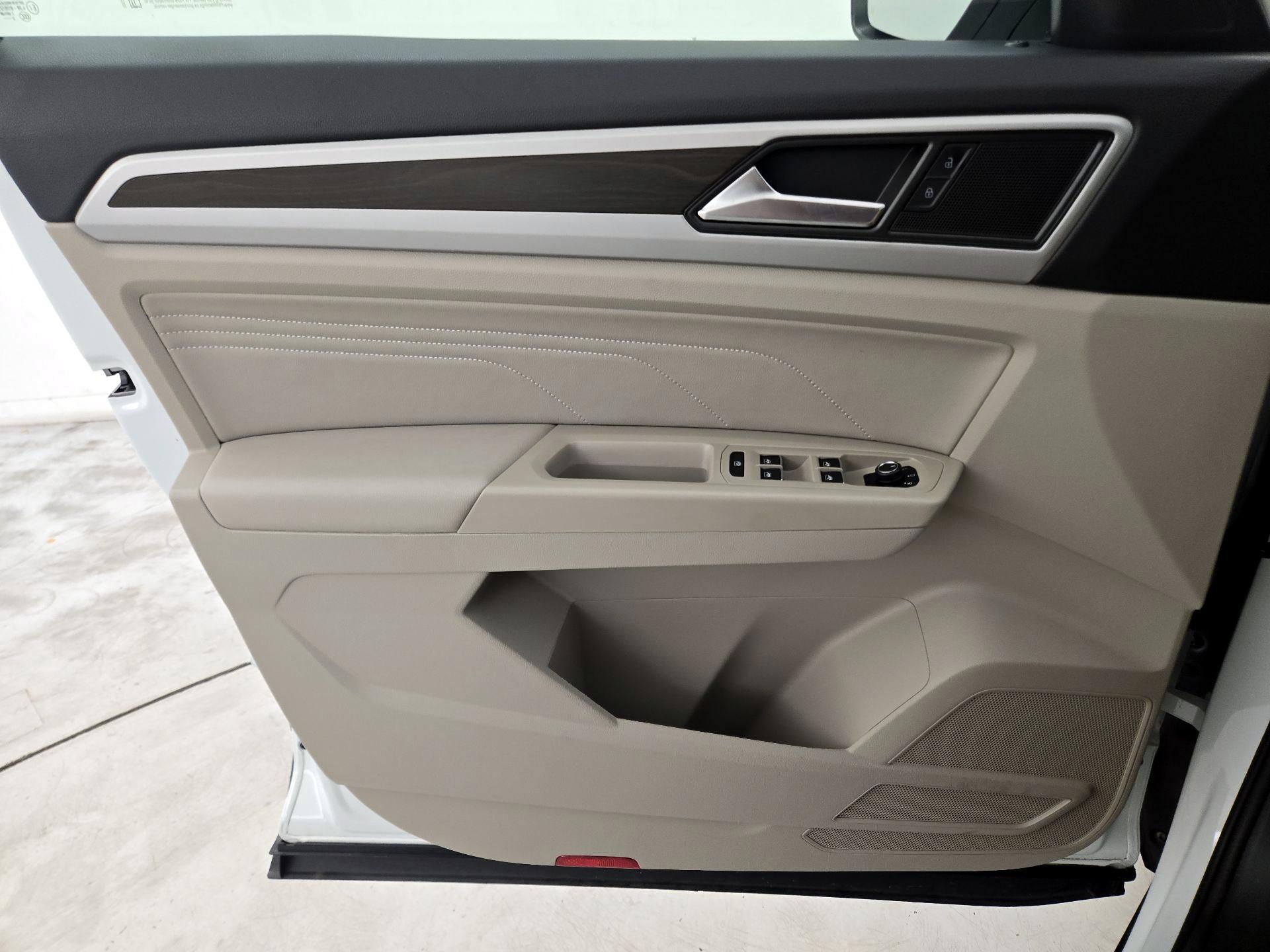 Thumbnail: 2022 Volkswagen Atlas - 12