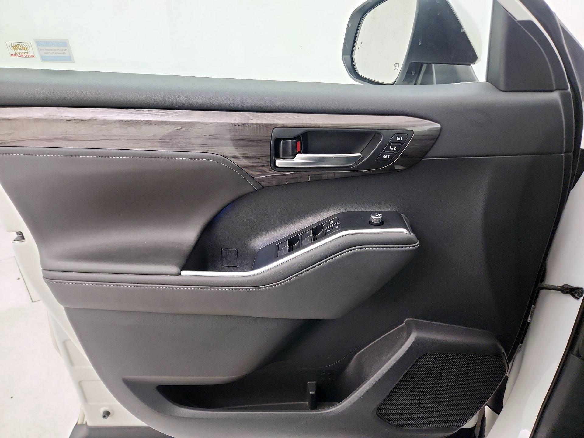 Thumbnail: 2020 Toyota Highlander - 12