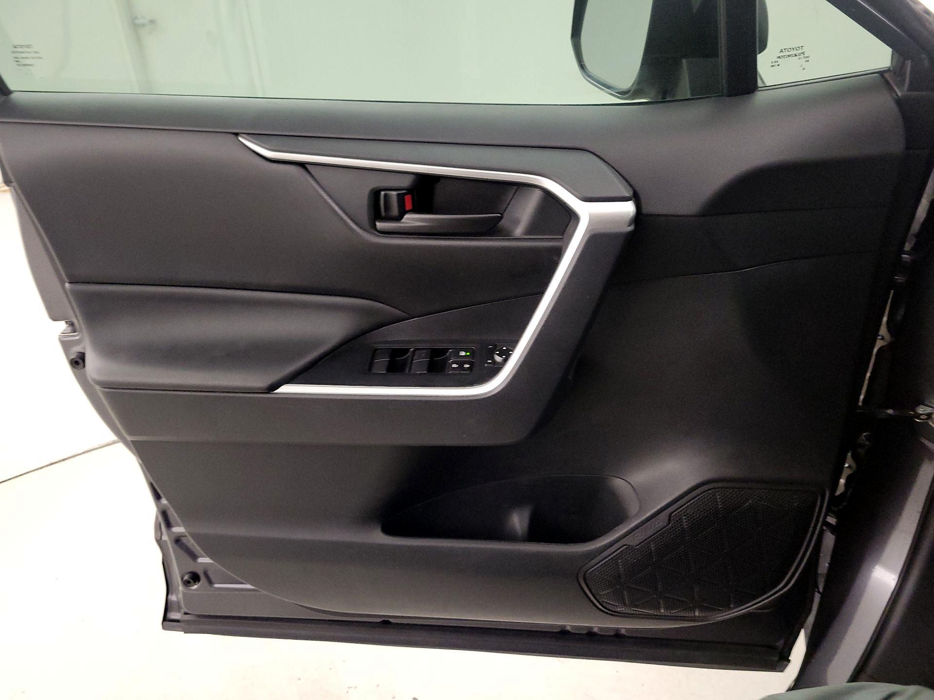 Thumbnail: 2020 Toyota RAV4 - 12