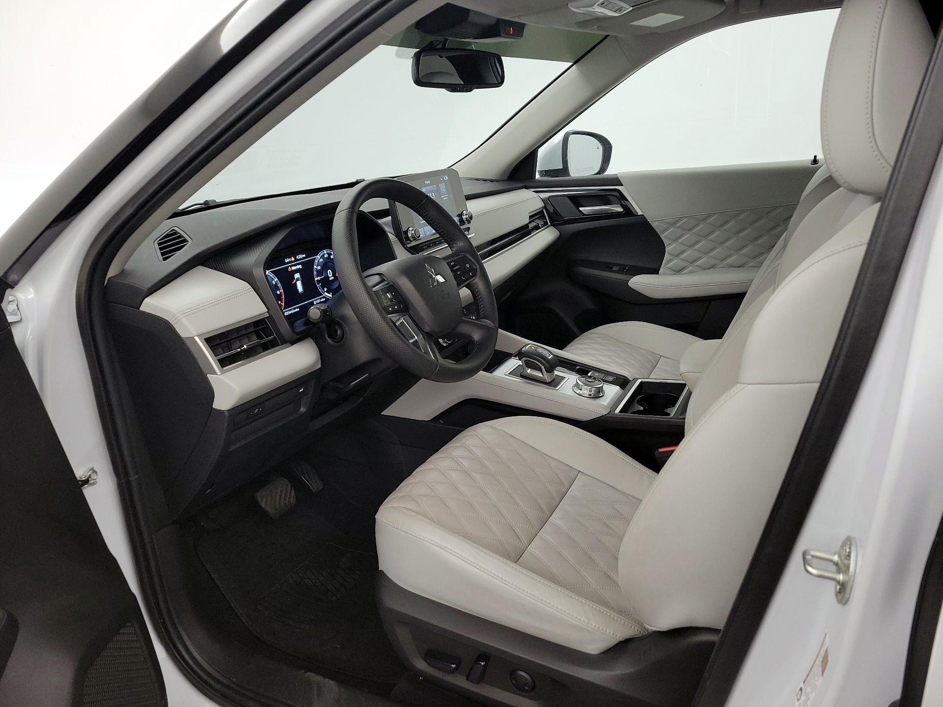 Thumbnail: 2024 Mitsubishi Outlander - 11