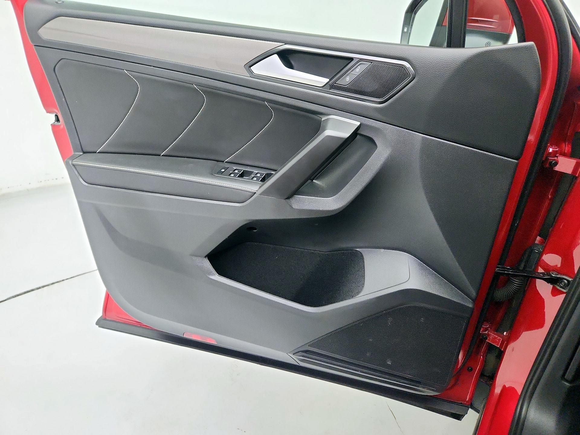 Thumbnail: 2023 Volkswagen Tiguan - 12