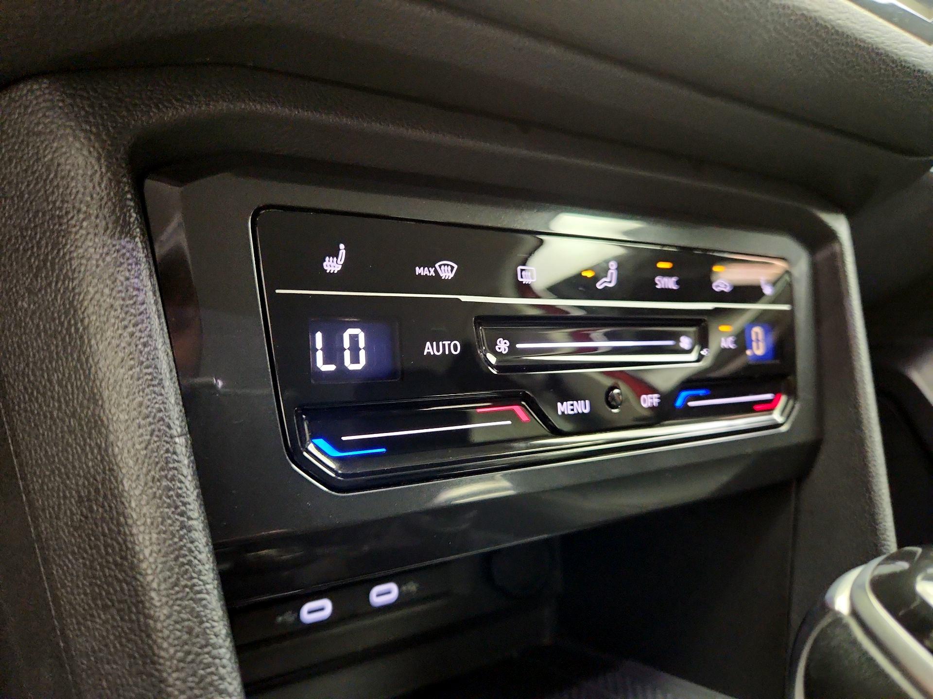 Thumbnail: 2023 Volkswagen Tiguan - 16