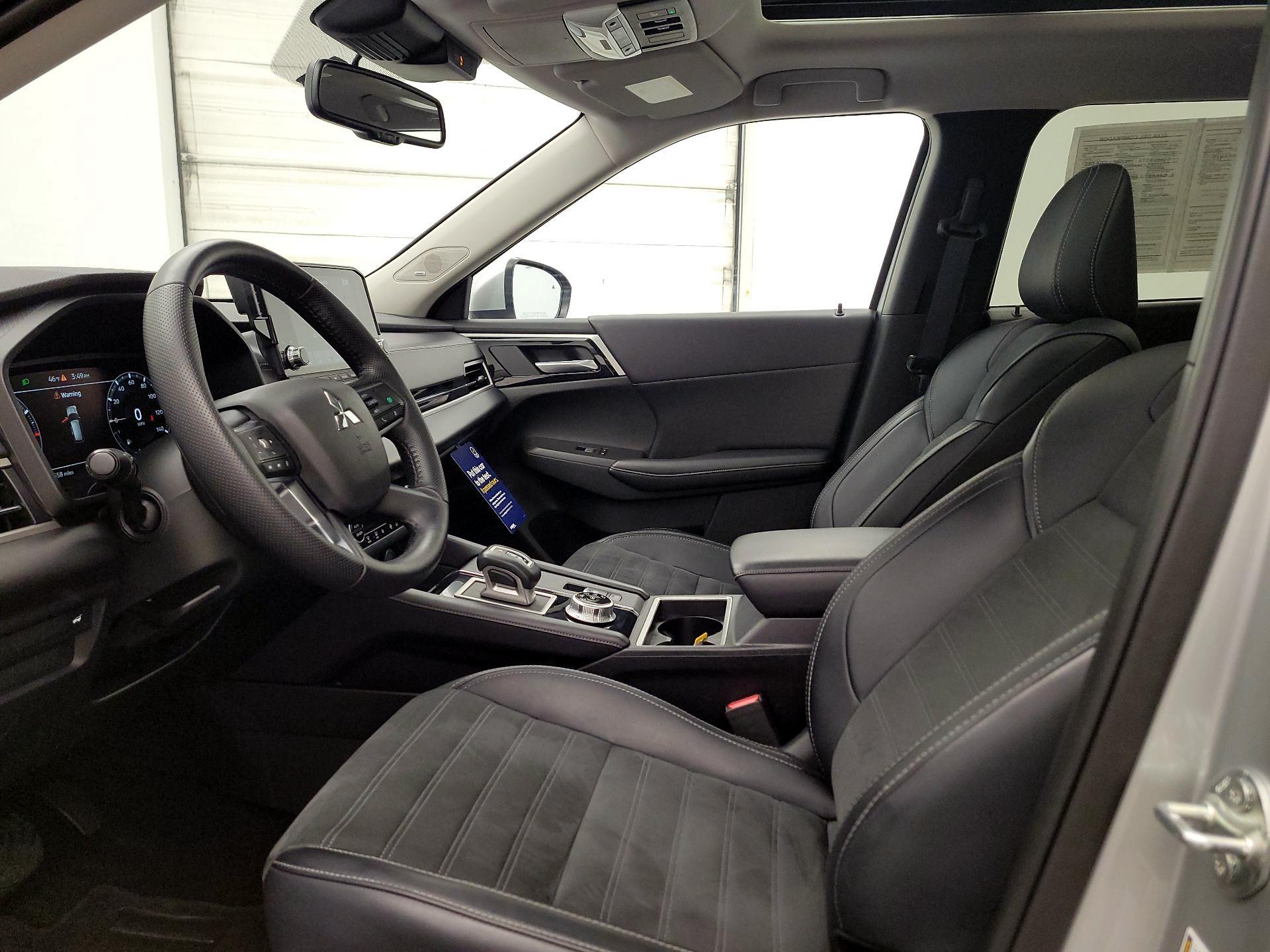 Thumbnail: 2024 Mitsubishi Outlander - 11