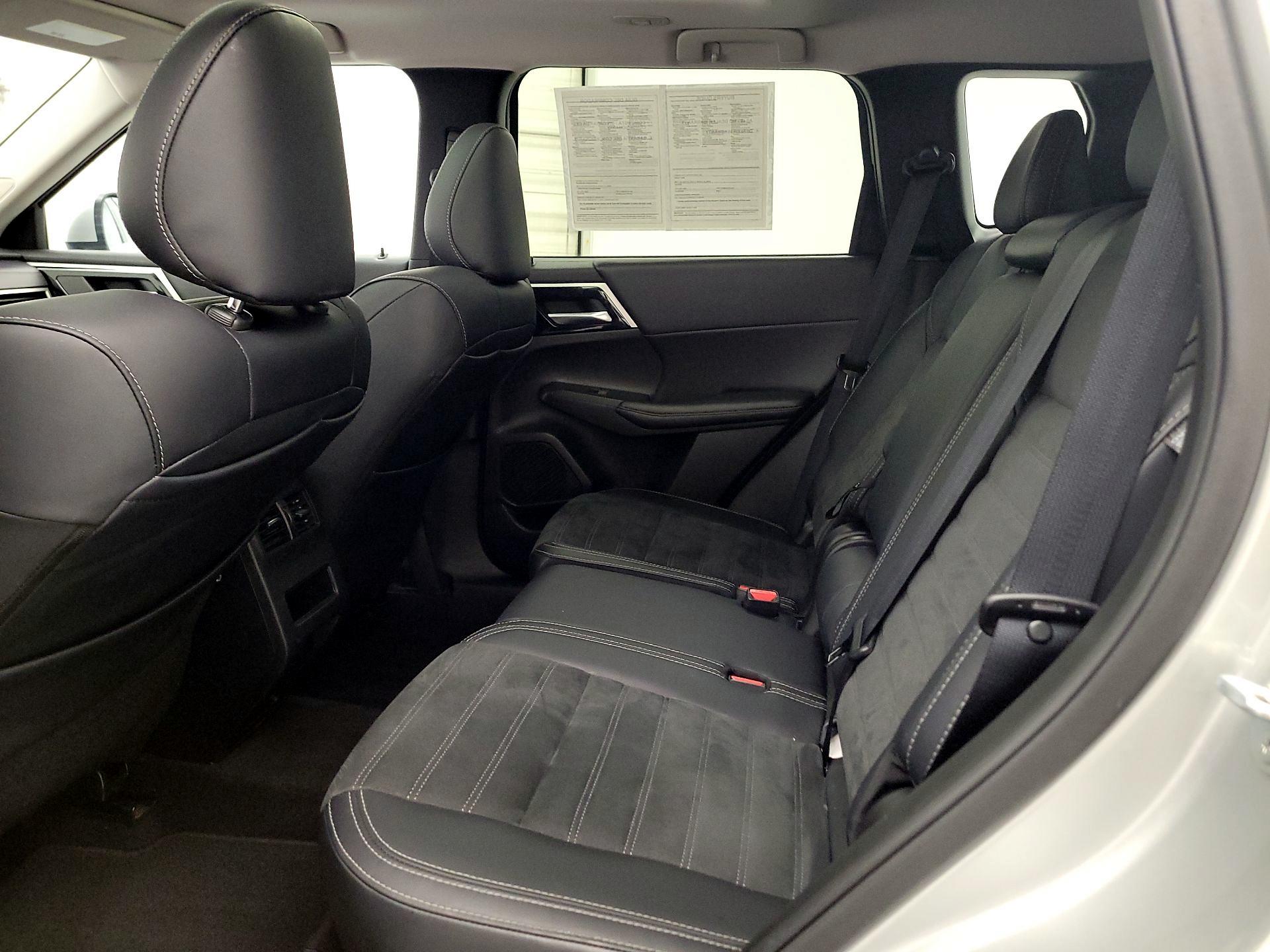 Thumbnail: 2024 Mitsubishi Outlander - 19