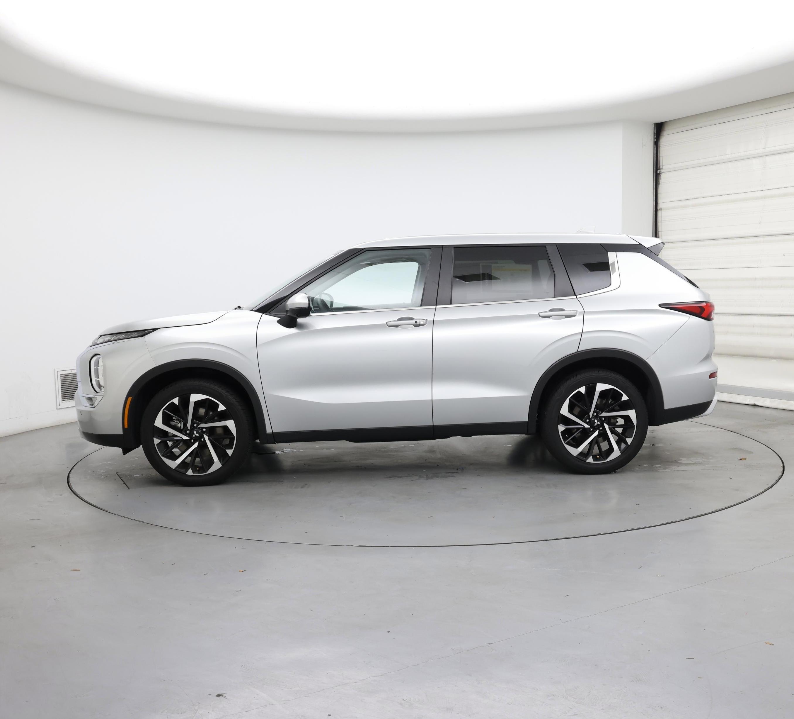 Thumbnail: 2024 Mitsubishi Outlander - 3