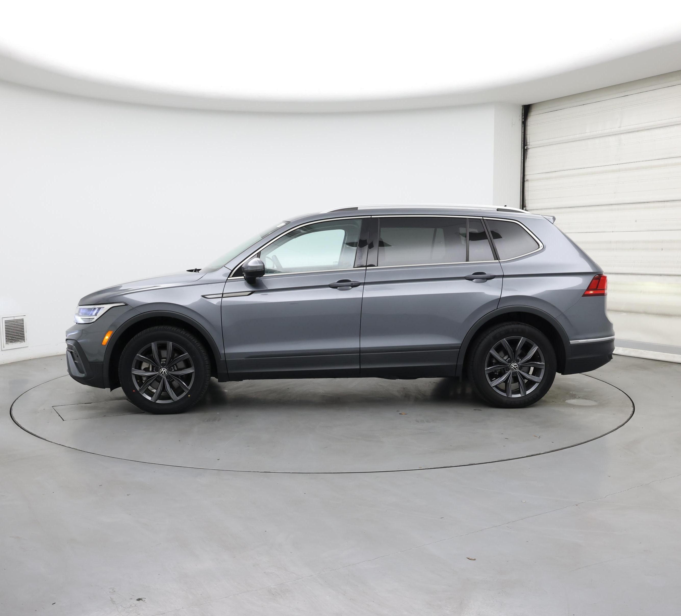 Thumbnail: 2022 Volkswagen Tiguan - 3