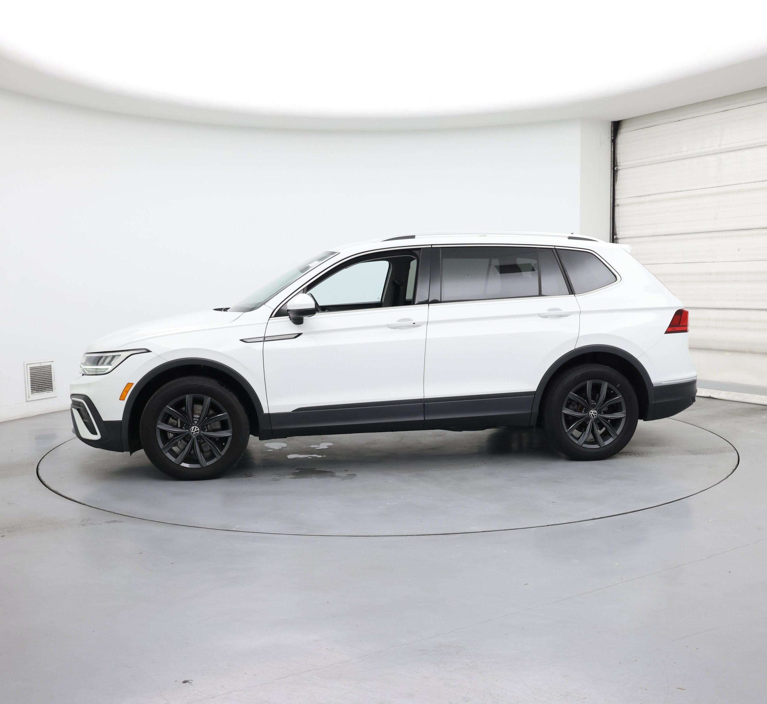 Thumbnail: 2022 Volkswagen Tiguan - 3