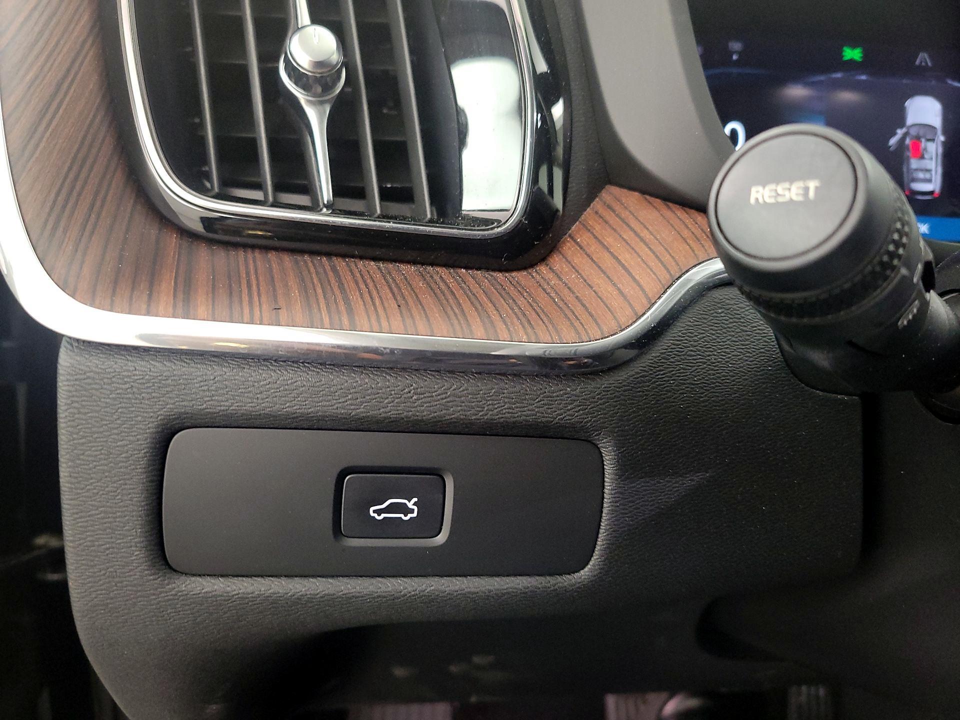 Thumbnail: 2023 Volvo XC60 - 13