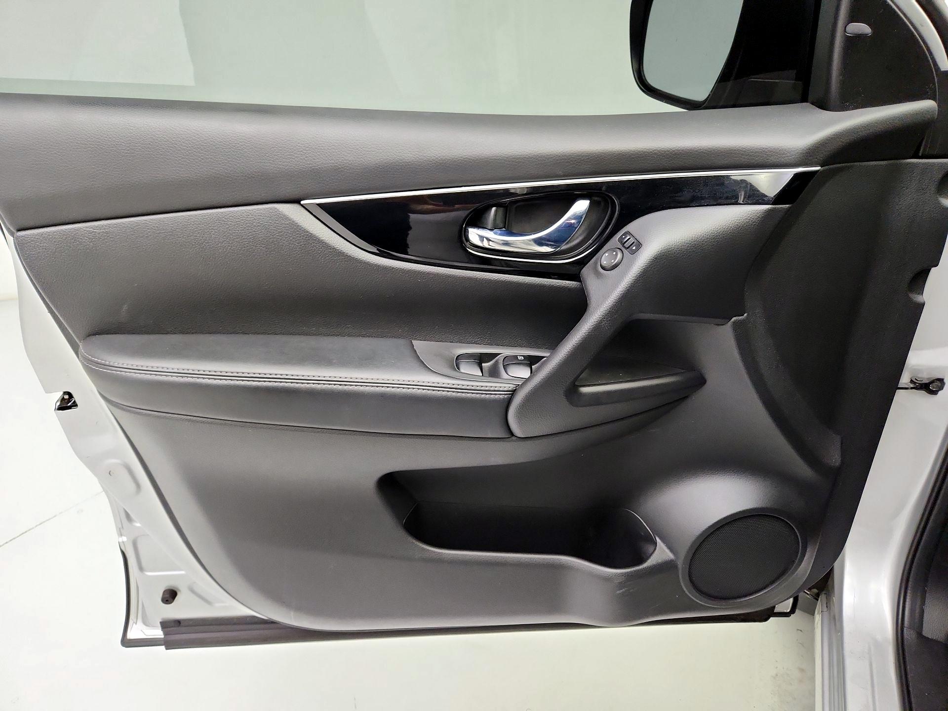 Thumbnail: 2017 Nissan Rogue Sport - 12