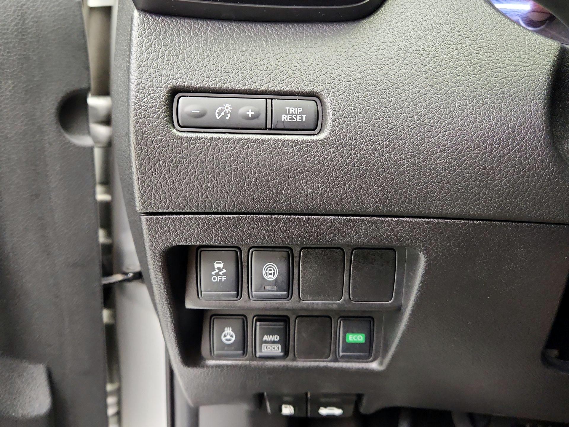 Thumbnail: 2017 Nissan Rogue Sport - 13