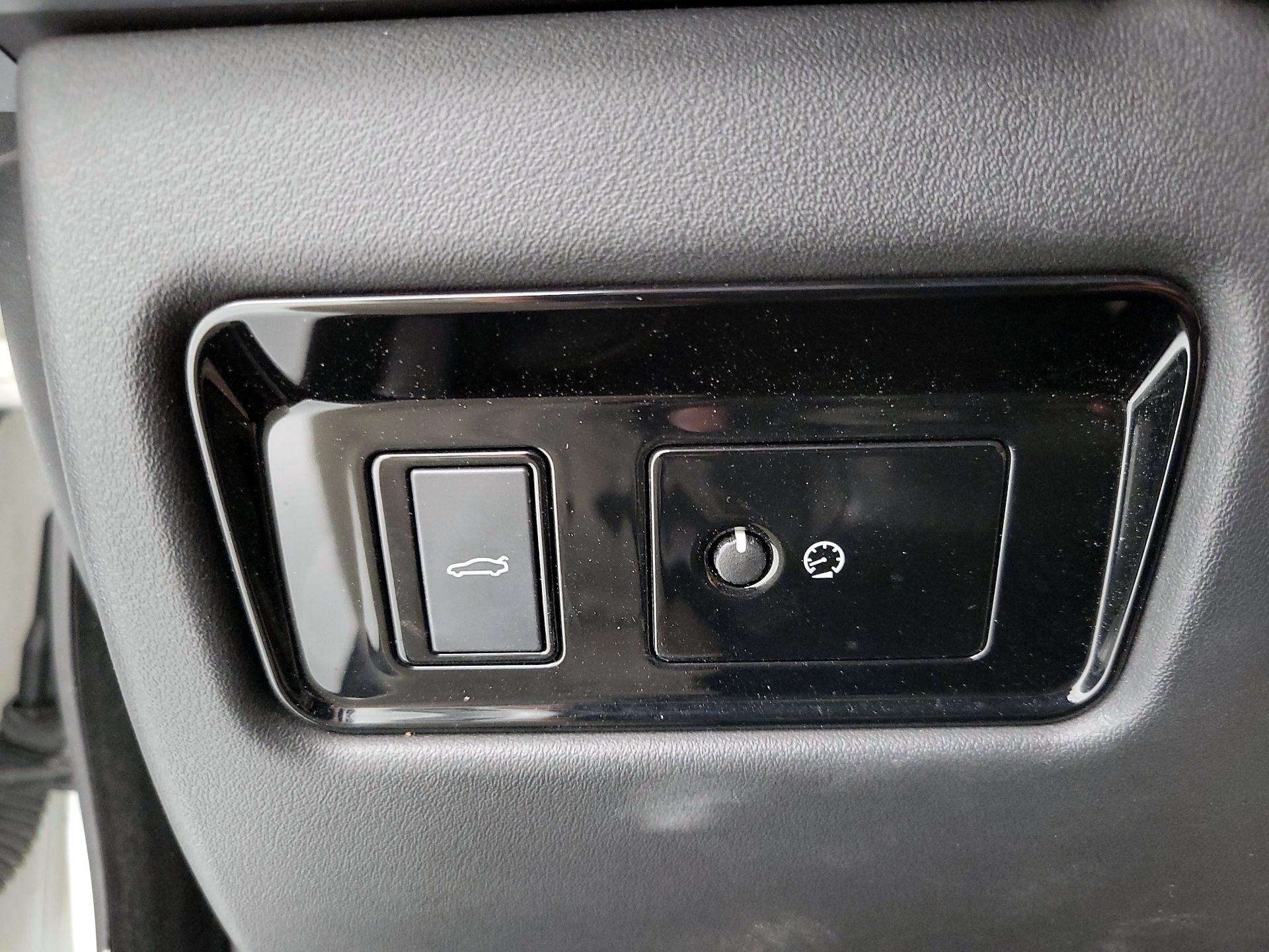 Thumbnail: 2017 Jaguar XE - 13