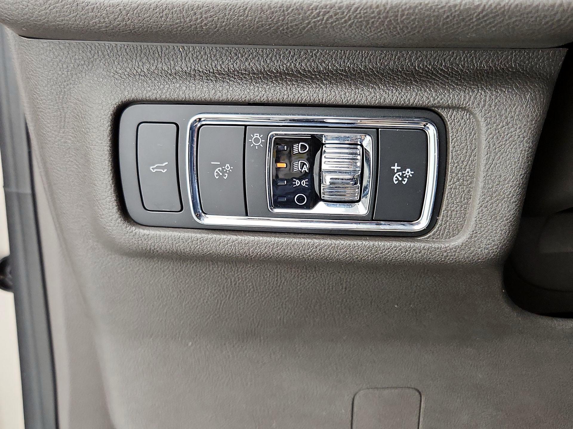 Thumbnail: 2020 Lincoln Corsair - 13