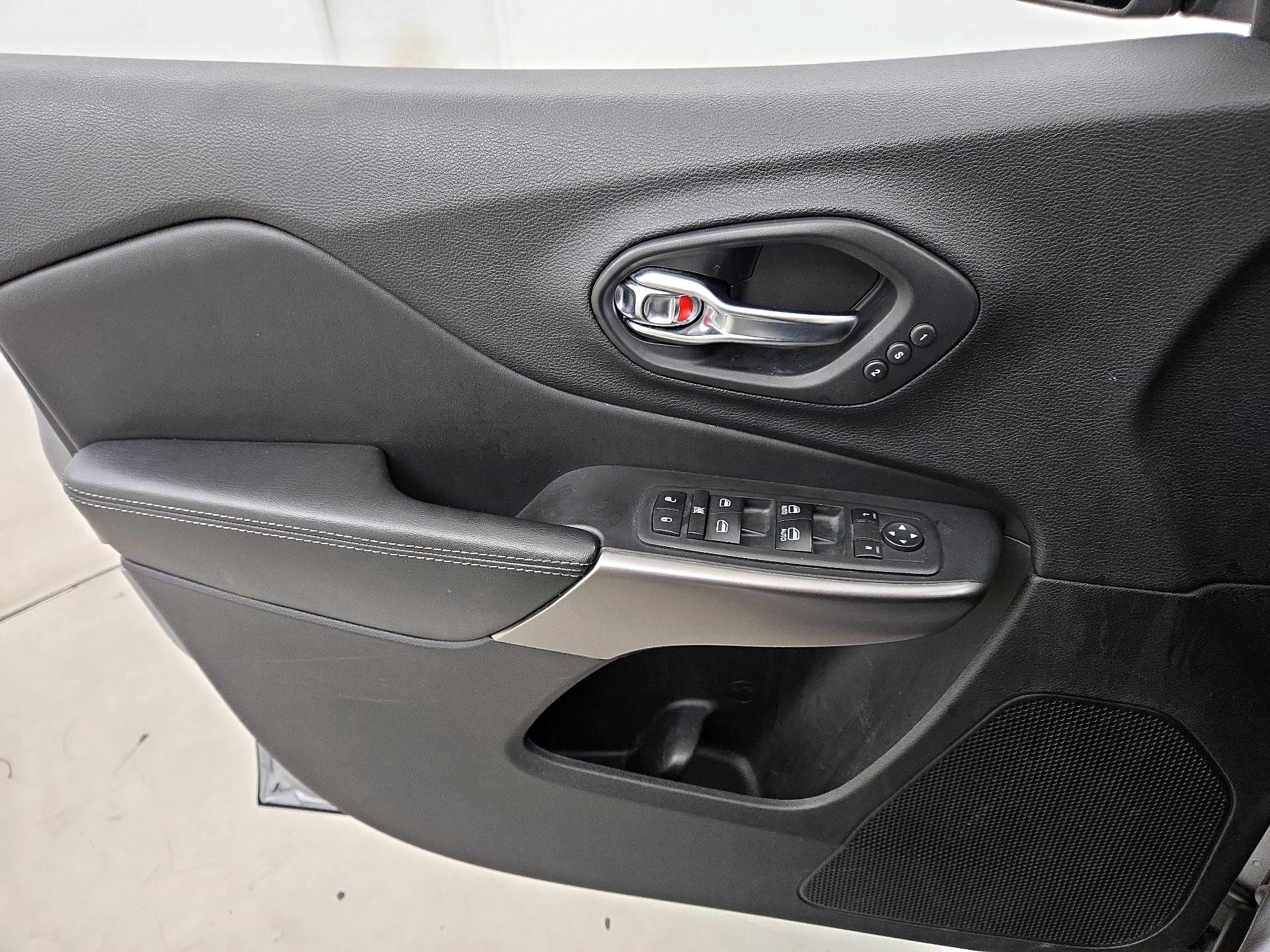 Thumbnail: 2020 Jeep Cherokee - 12