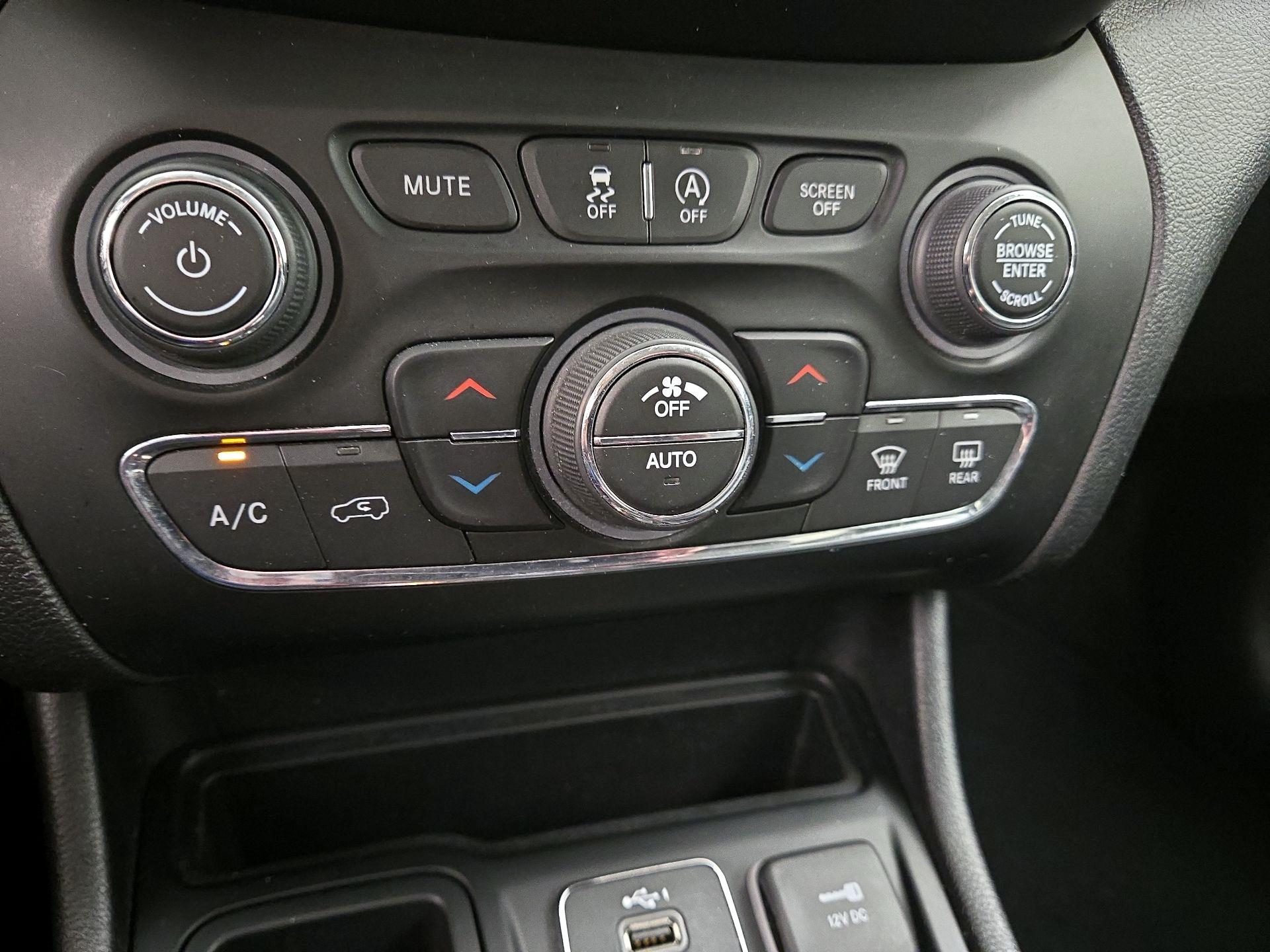 Thumbnail: 2020 Jeep Cherokee - 16