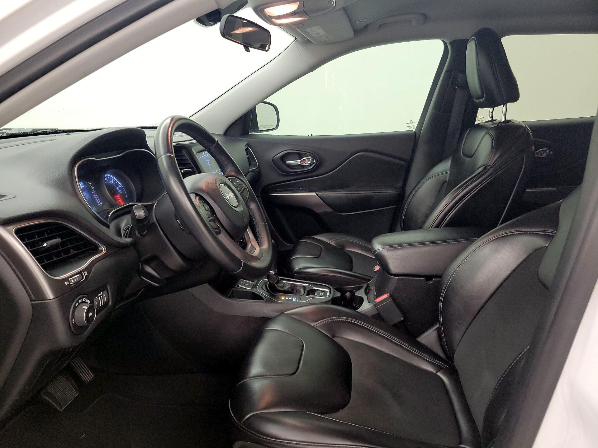 Thumbnail: 2019 Jeep Cherokee - 11