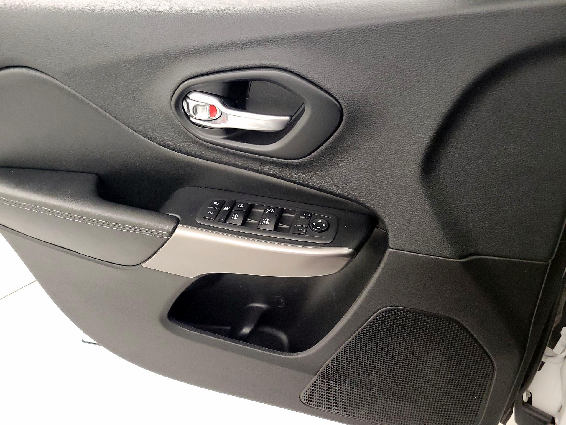 Thumbnail: 2019 Jeep Cherokee - 12