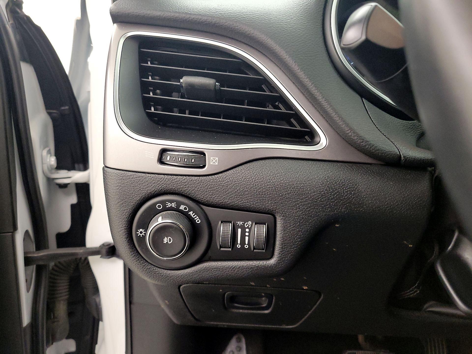 Thumbnail: 2019 Jeep Cherokee - 13