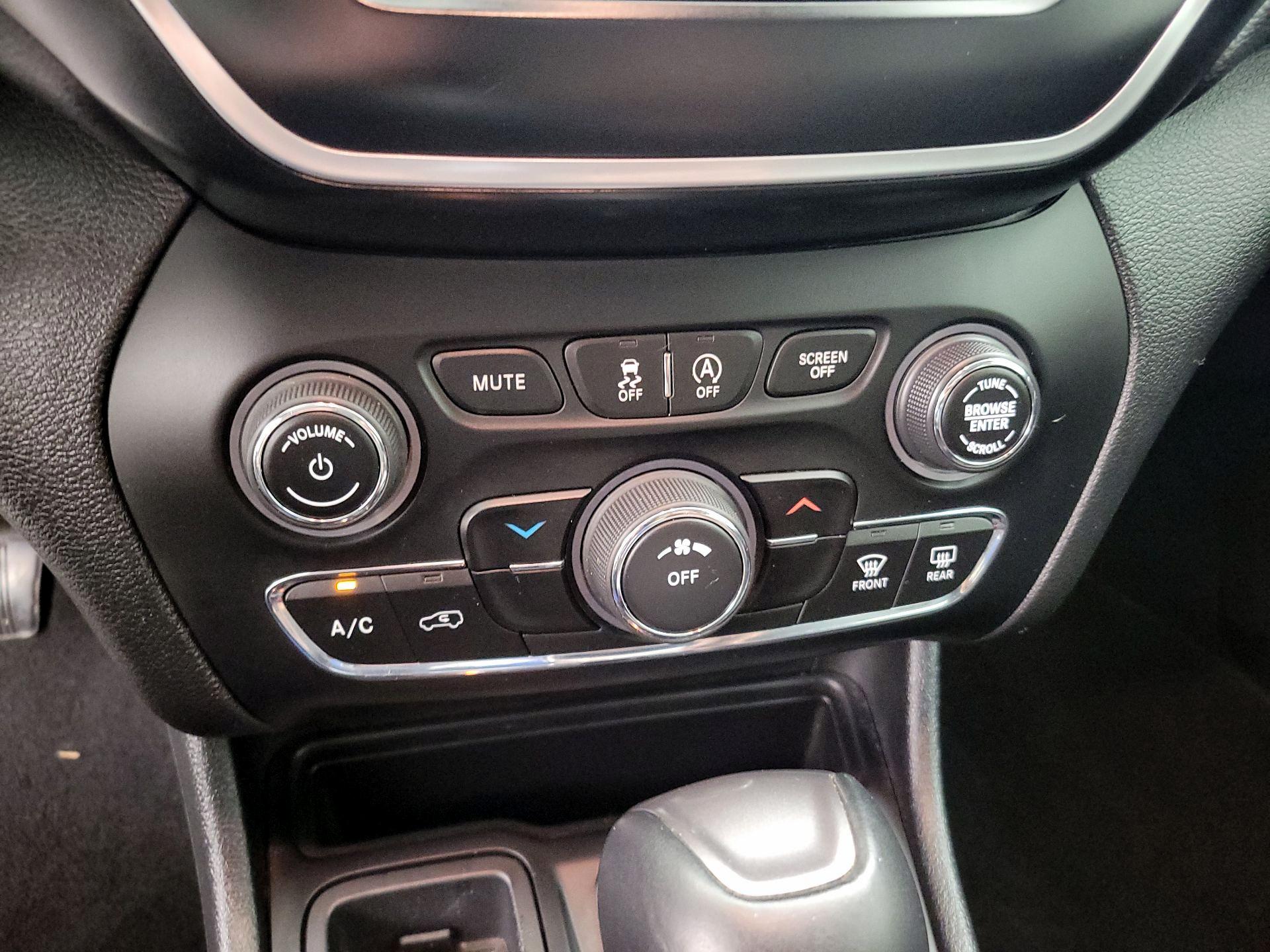 Thumbnail: 2019 Jeep Cherokee - 16