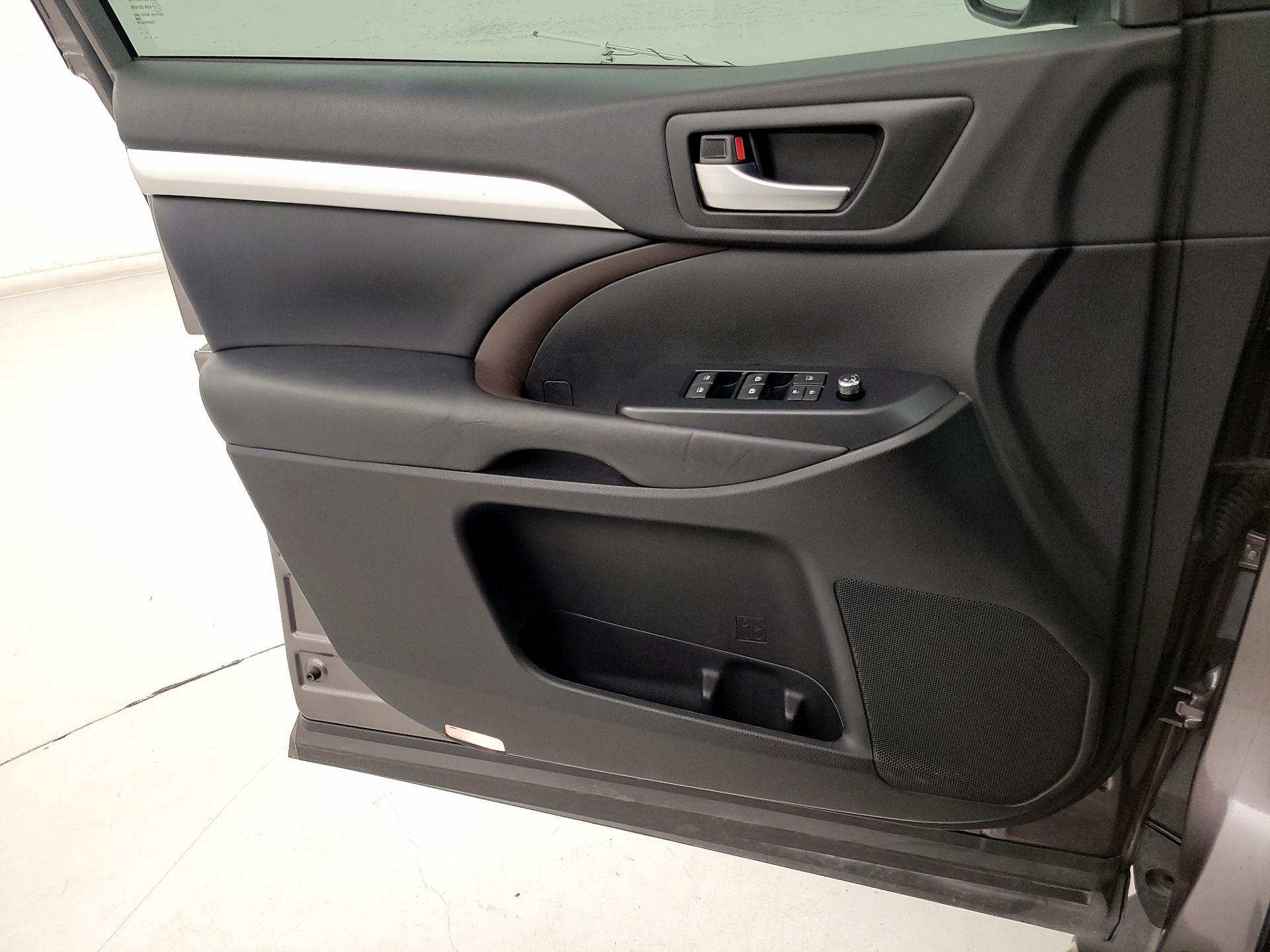 Thumbnail: 2019 Toyota Highlander - 12