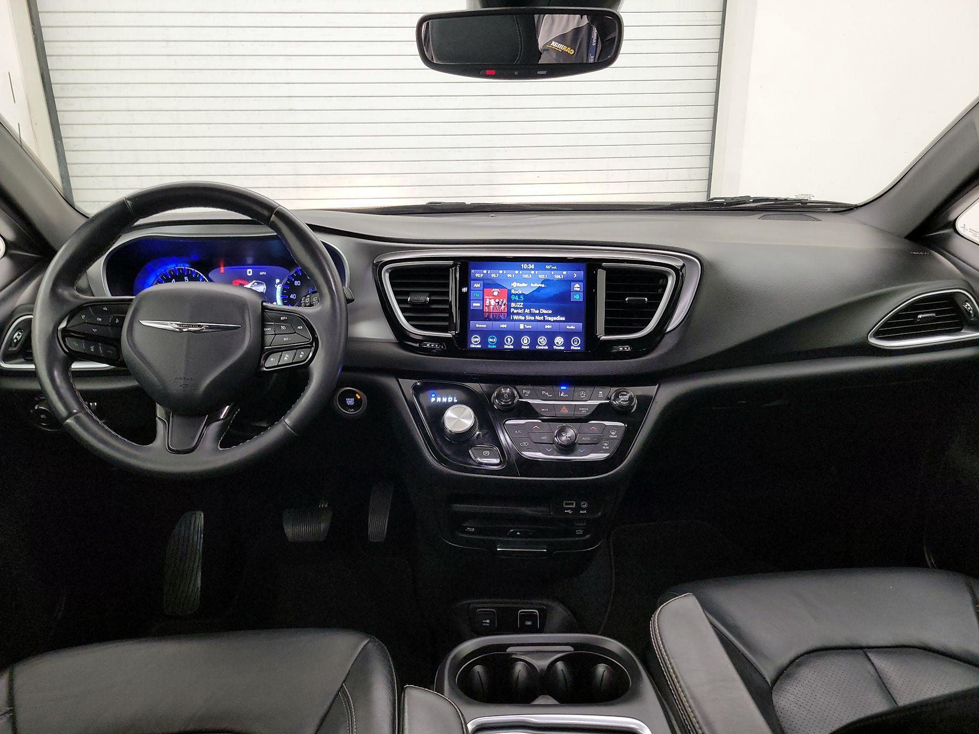 Thumbnail: 2018 Chrysler Pacifica - 9